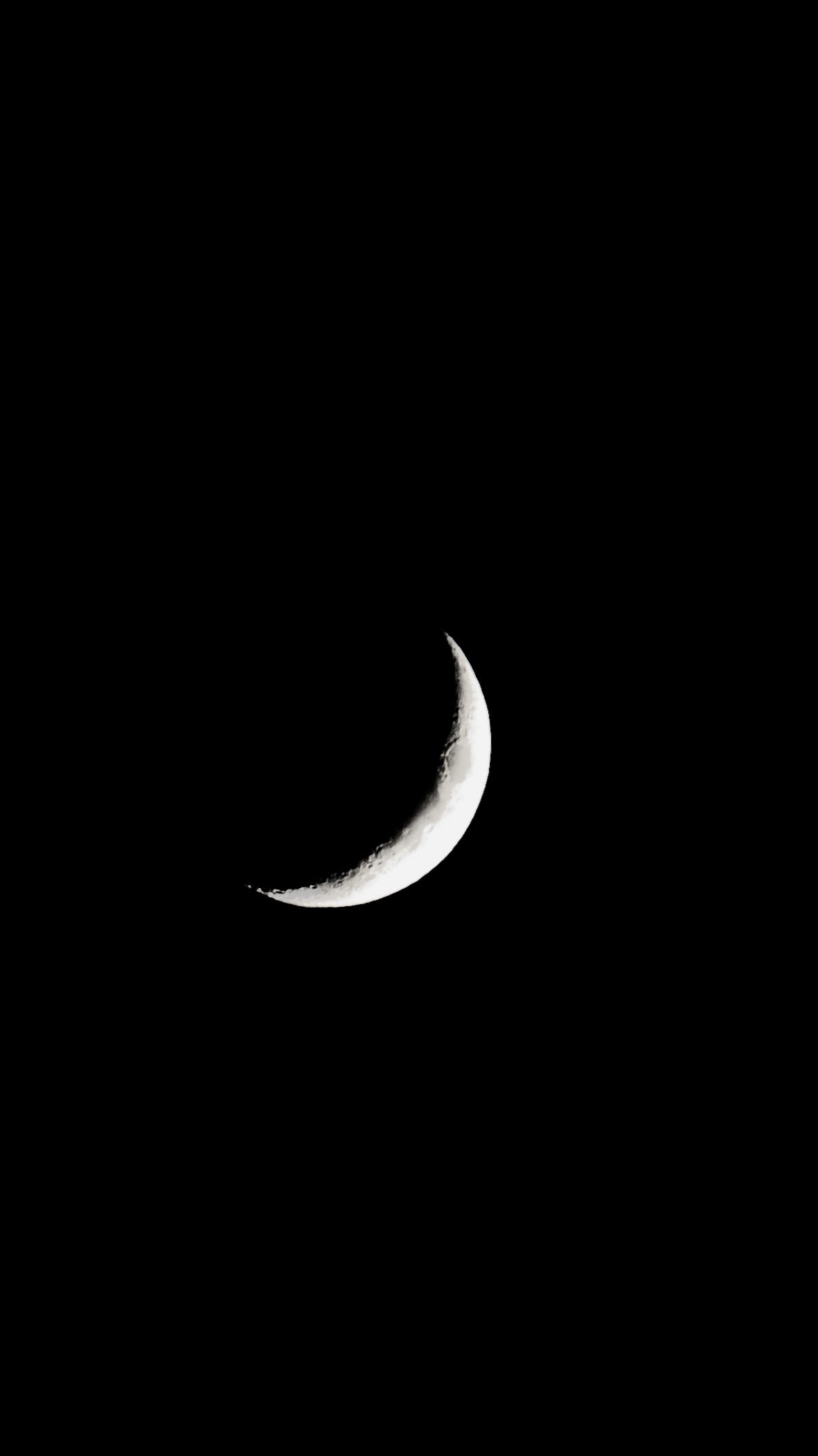Une lune décroissante visible dans un ciel noir.