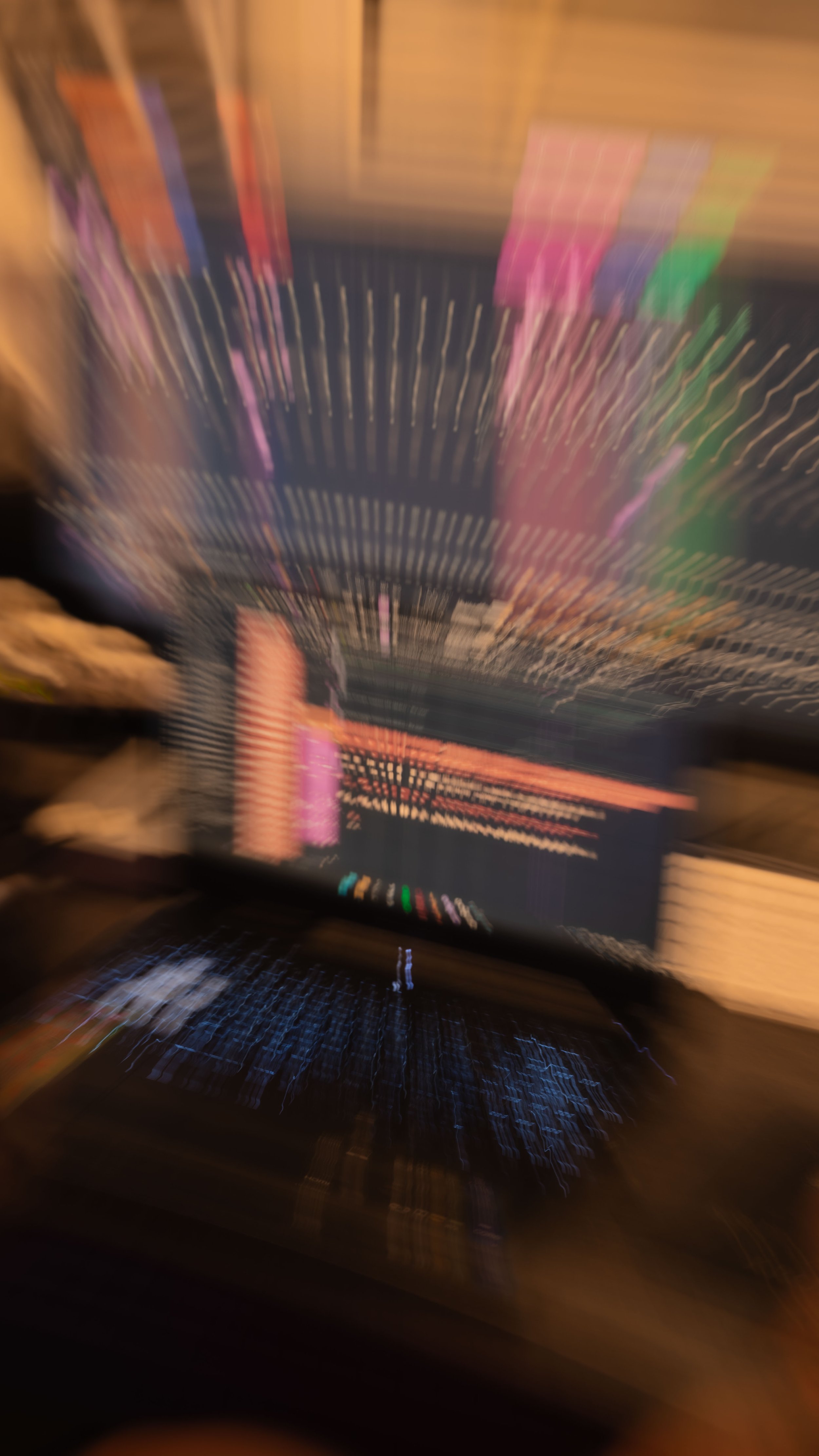 L'écran d'ordinateur affiche une plateforme de trading ou de gestion financière avec diverses données et graphiques colorés, photo prise en mouvement.