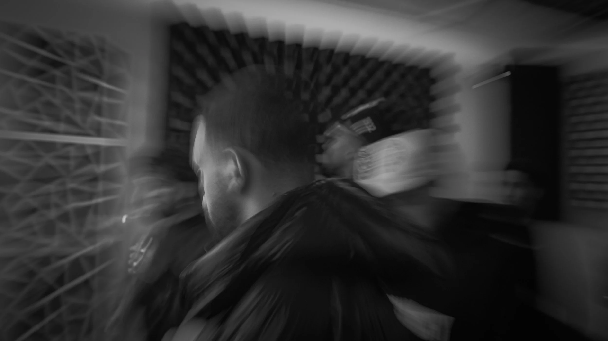 Vue en plongée floue d'une personne marchant dans un escalier tournant.