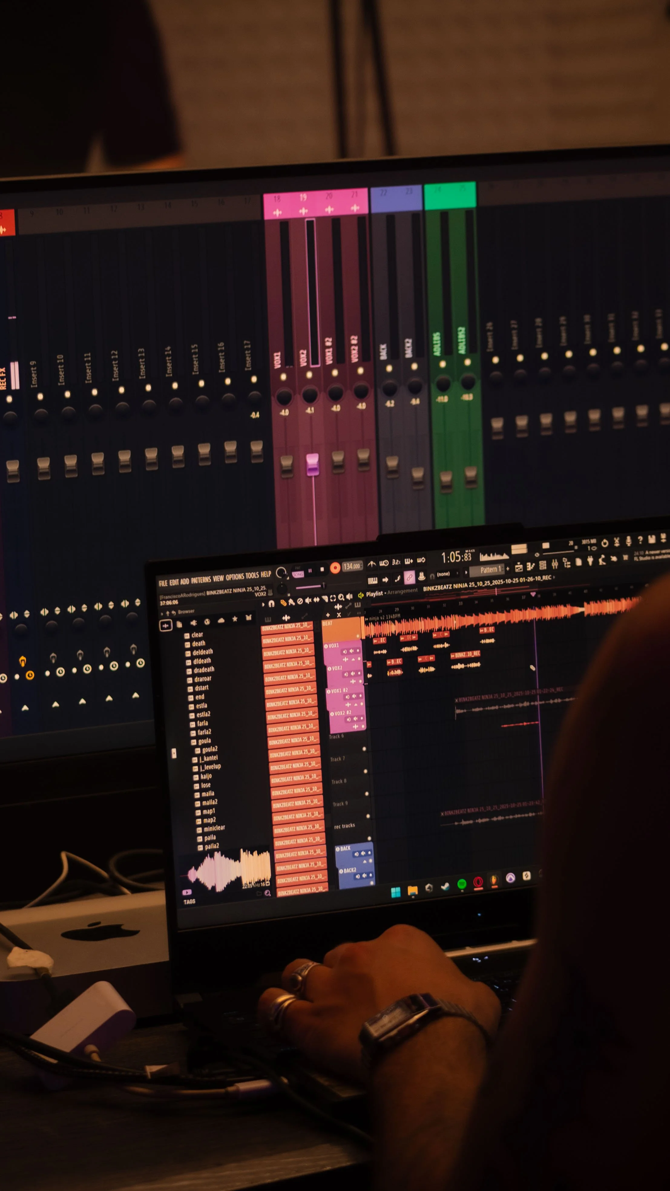 Capture d'écran d'un logiciel de production musicale avec plusieurs pistes audio et effets.