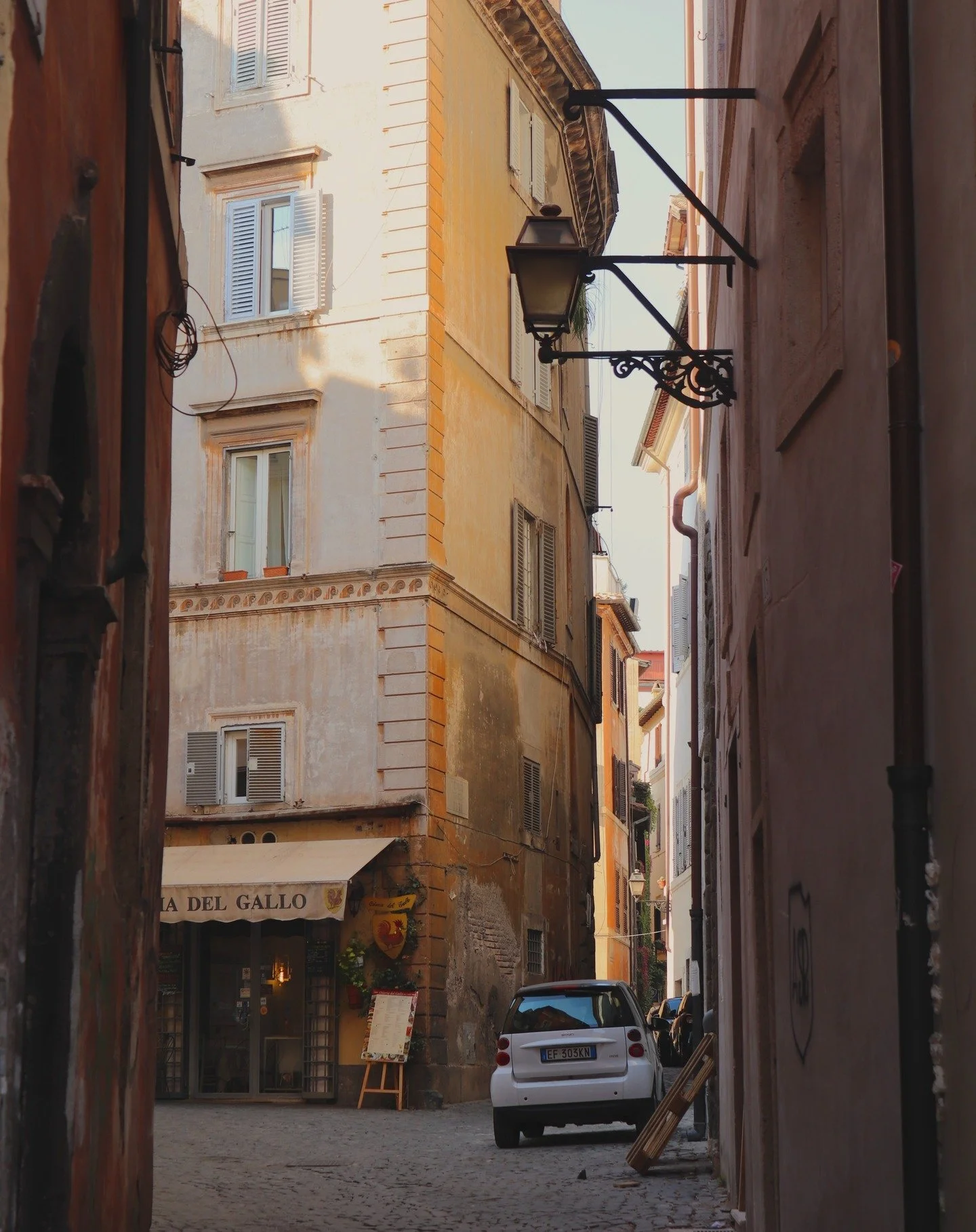More of Rome&rsquo;s layered streets &mdash; familiar spots, new angles.
From a quiet alleyway restaurant to historic architecture, these scenes are part of the city&rsquo;s everyday rhythm.

📍 Rome, Italy
#RomePhotography #StreetScenes #UrbanDetail