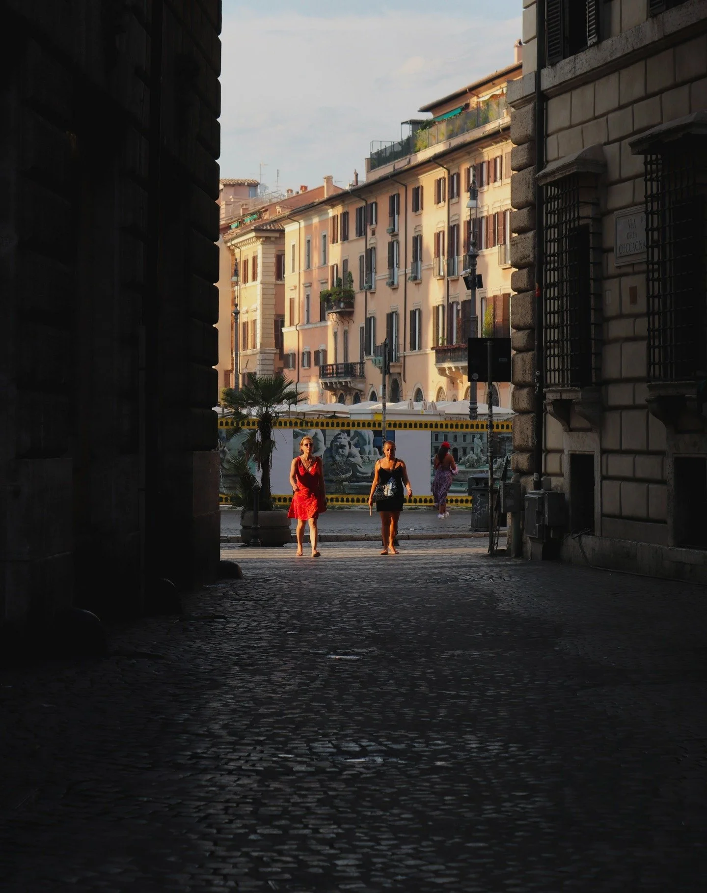 Rhythm and character of Rome &mdash; walking through alleyways, pausing for photos, and navigating busy streets.

📍 Rome, Italy
#StreetPhotography #RomeInFocus #CandidShots #CityLife #TravelPhotographer #DocumentingCulture #PhotographyPortfolio #Vis