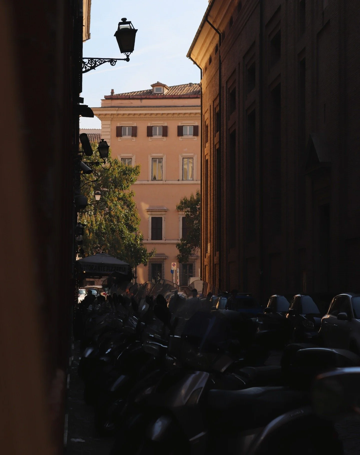 Tucked-away alleys in Rome &mdash;
parked mopeds lined up, an osteria at the end of the street, people passing through.

📍Rome, Italy
#RomeStreets #UrbanDetails #TravelPhotography #EverydayItaly #StreetScenes #FramesByLavinia #BrazilianPhotographerI