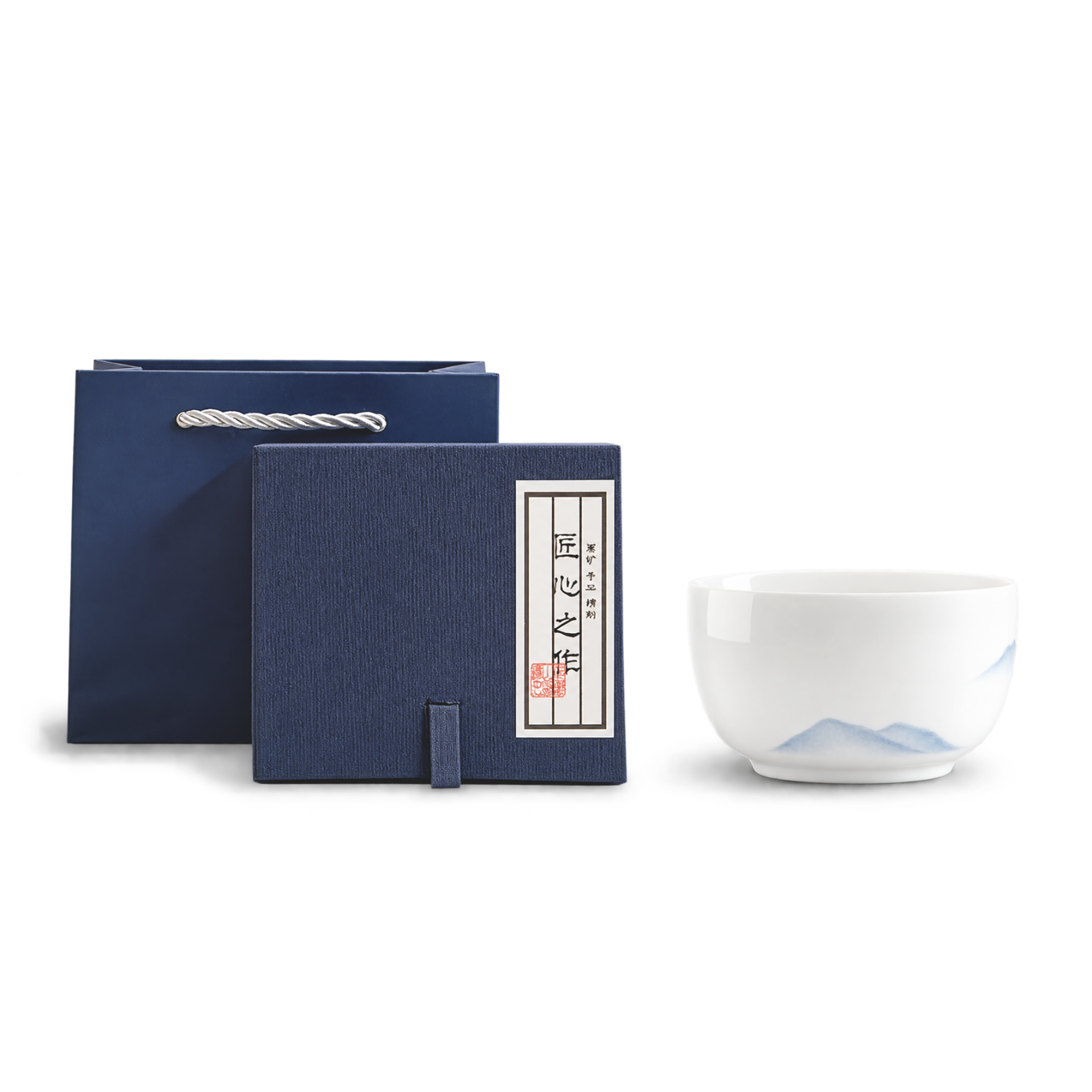 Tasse maître en porcelaine blanche — Sur un chemin de Montagne