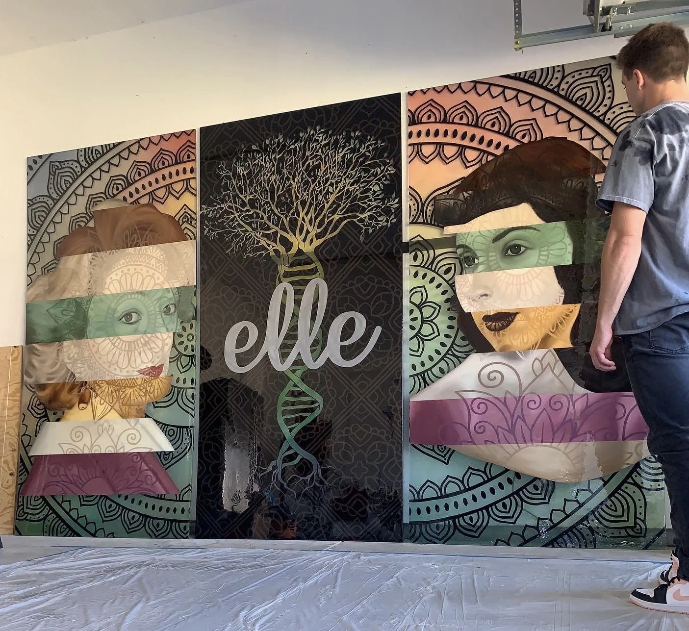 Designed in response to the restaurant's Mediterranean identity, the three-panel plexiglass installation incorporates oil, acrylic, stained glass paint and resin with LED backlighting to create a cohesive, immersive focal point.