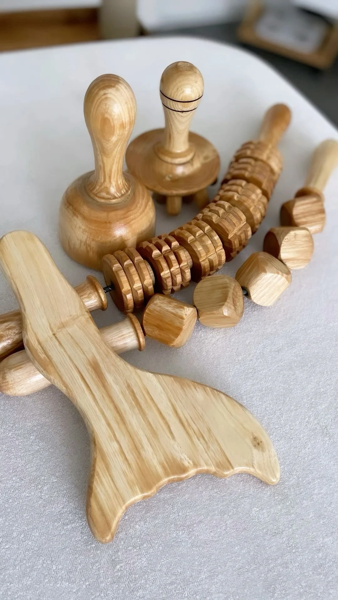 Différents jouets en bois, notamment un marteau, un rouage, une seringue et une hache.