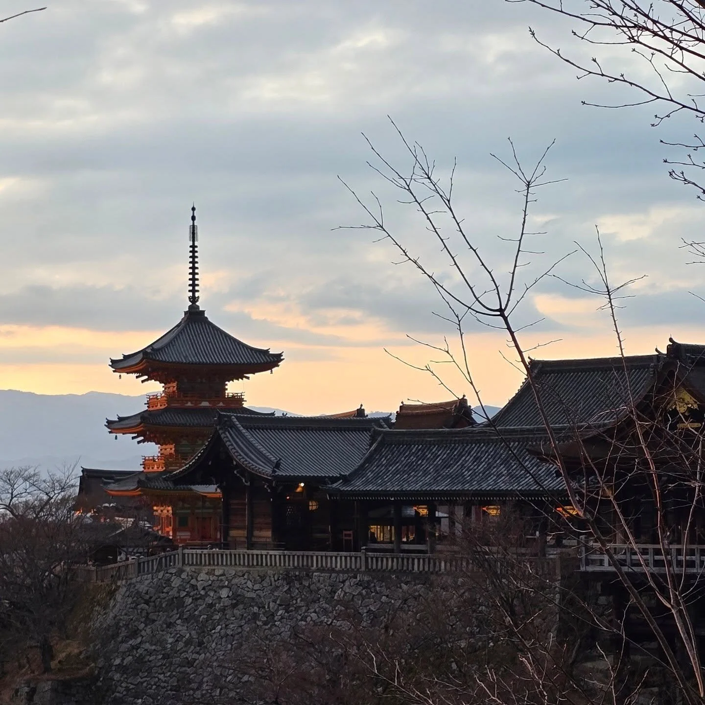 Kiyomizu-dera y su atardecer.

Si bien su belleza evoca sabidur&iacute;a y paz, exist&iacute;a una leyenda en este templo durante la era Edo la cual constaba de quien saltara desde la plataforma del templo y sobreviviera, se le conceder&iacute;a cual
