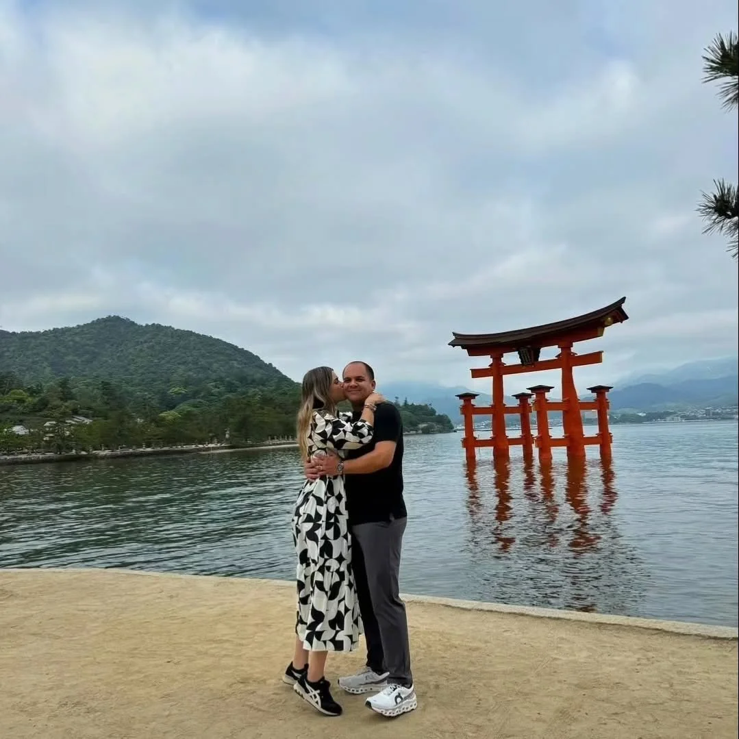 Los cimientos de la Torī de Itsukushima, la sostienen desde el a&ntilde;o 1168.
Son casi tan fuertes como el amor de esta gran pareja viviendo su honey moon en Miyajima, Hiroshima.

WOW! alley.

#japon #Japan #honeymoon #lunademiel #lunademieljapon #