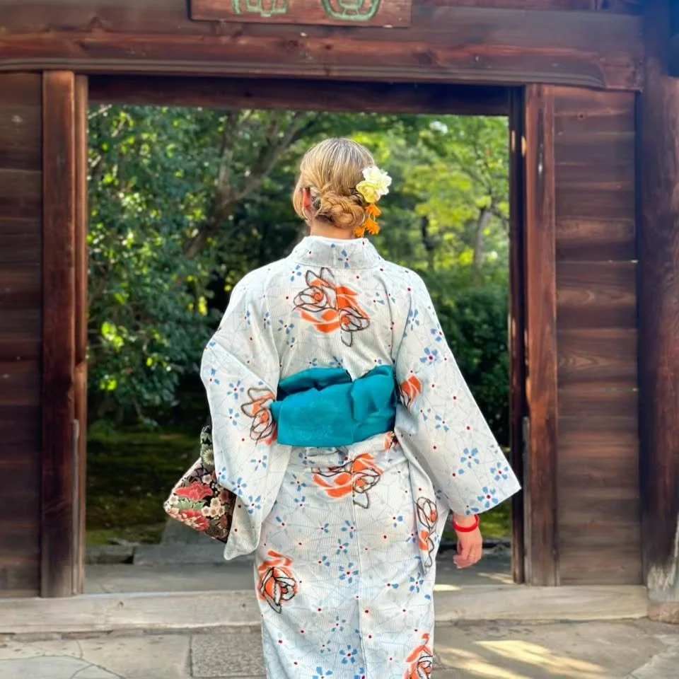 Ver por esa puerta el balance perfecto de la naturaleza.
Descubrir el aroma real del matcha puro o encontrarse con el olor a madera antigua en los pasillos de las casas de te, para terminar de relajarse contemplando desde el alma aquella vista de jar