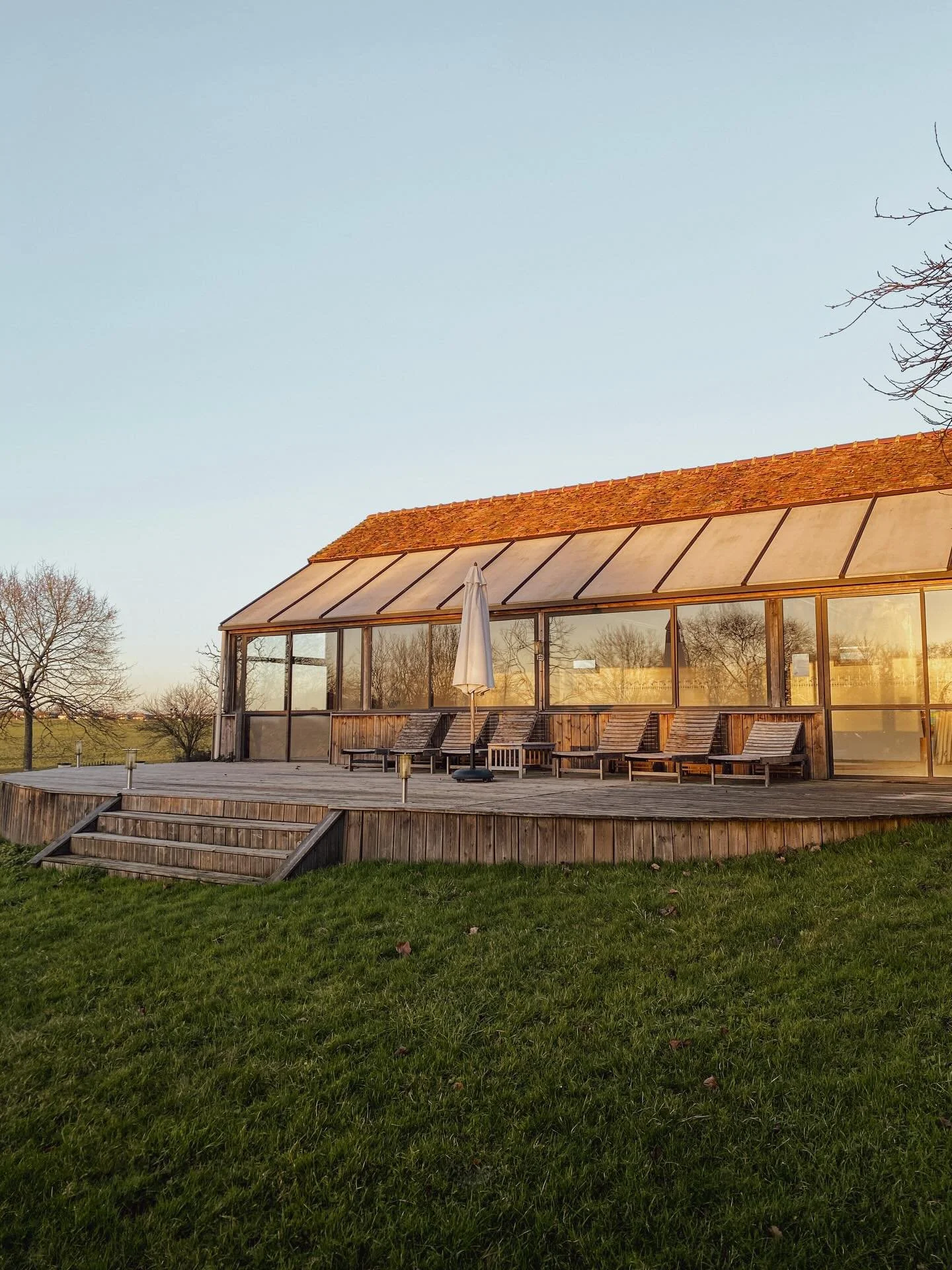 Spot kids friendly dans le Perche. 

Un r&eacute;veillon au vert, en pleine campagne du Perche.
Un grand lieu chaleureux, pens&eacute; pour se retrouver, partager et profiter ensemble.

Ici, tout est fait pour que petits et grands se sentent bien : d