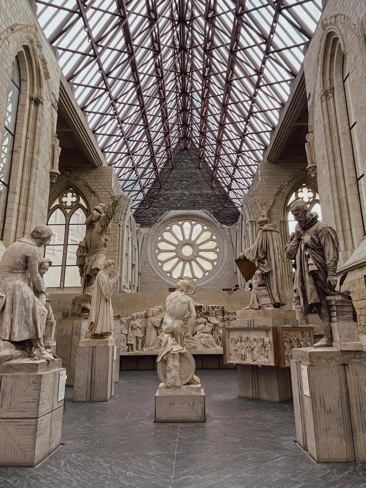 Galerie David d&rsquo;Angers - Angers

Install&eacute;e dans l&rsquo;ancienne abbatiale Toussaint, la galerie offre un cadre lumineux et apaisant :
verri&egrave;re contemporaine, pierre claire et volumes ouverts.
On y d&eacute;couvre les sculptures, 