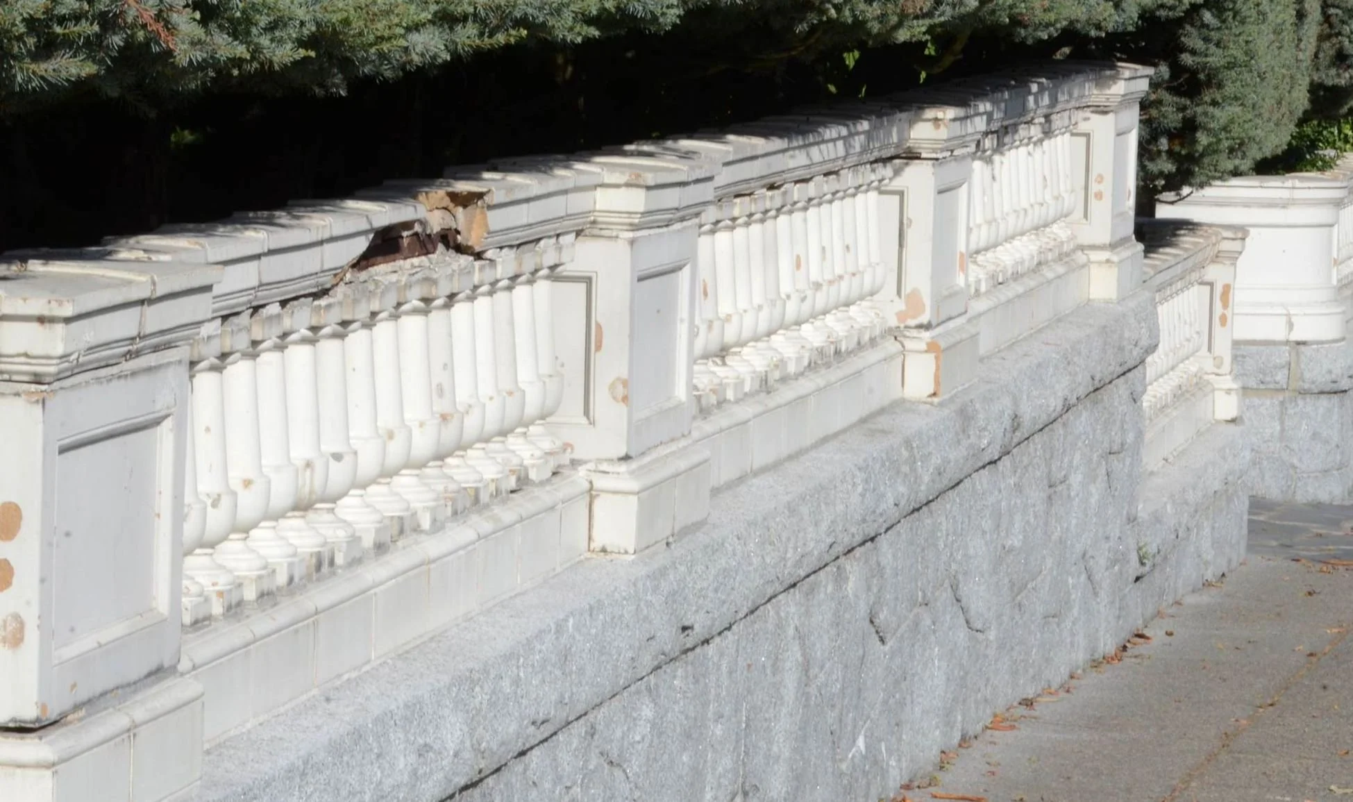 ACI_Studios_historic_rhodes_mansion_balustrading_side_walk_damage.jpg