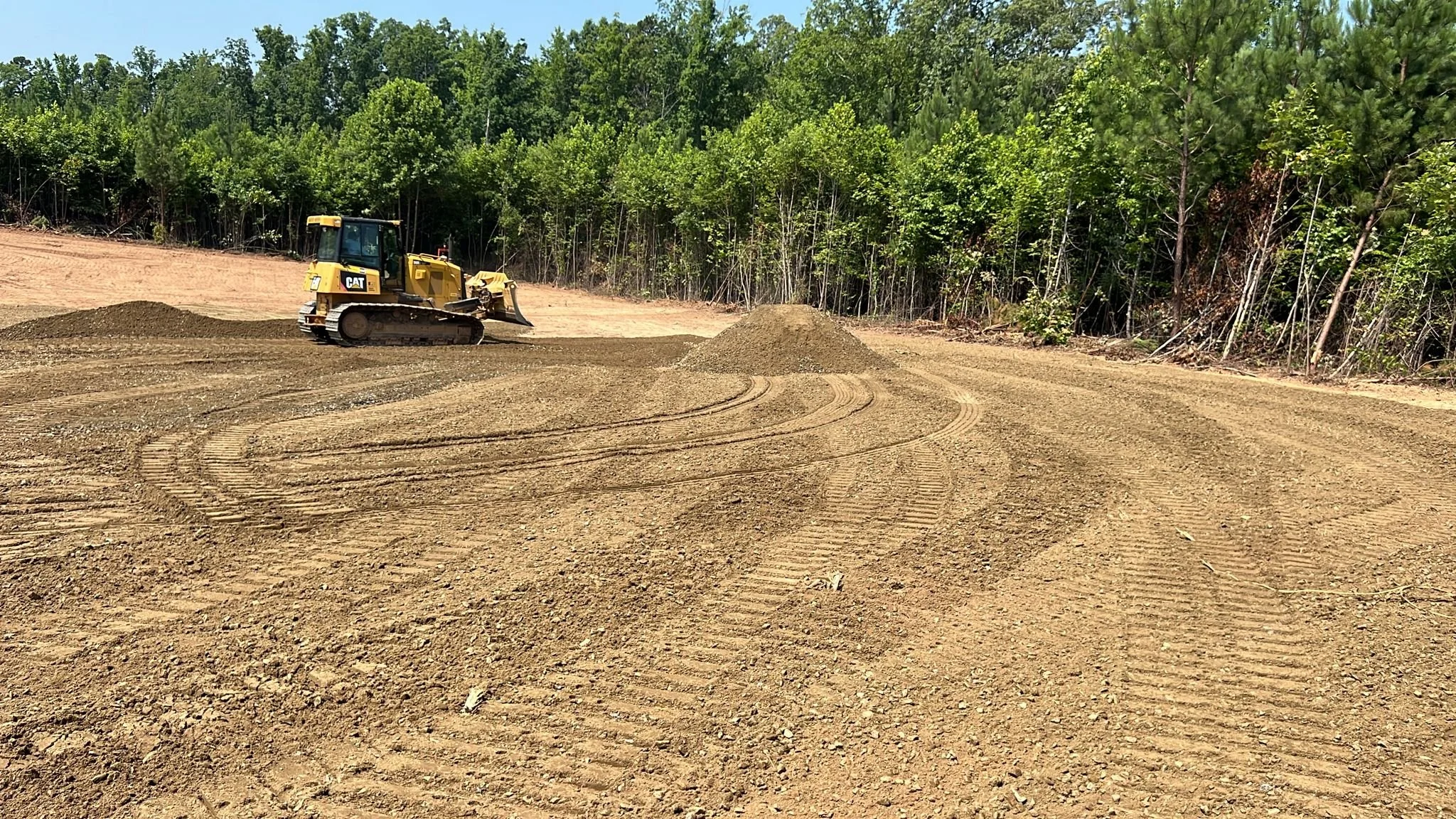 Oranssi carpenter using bench saw