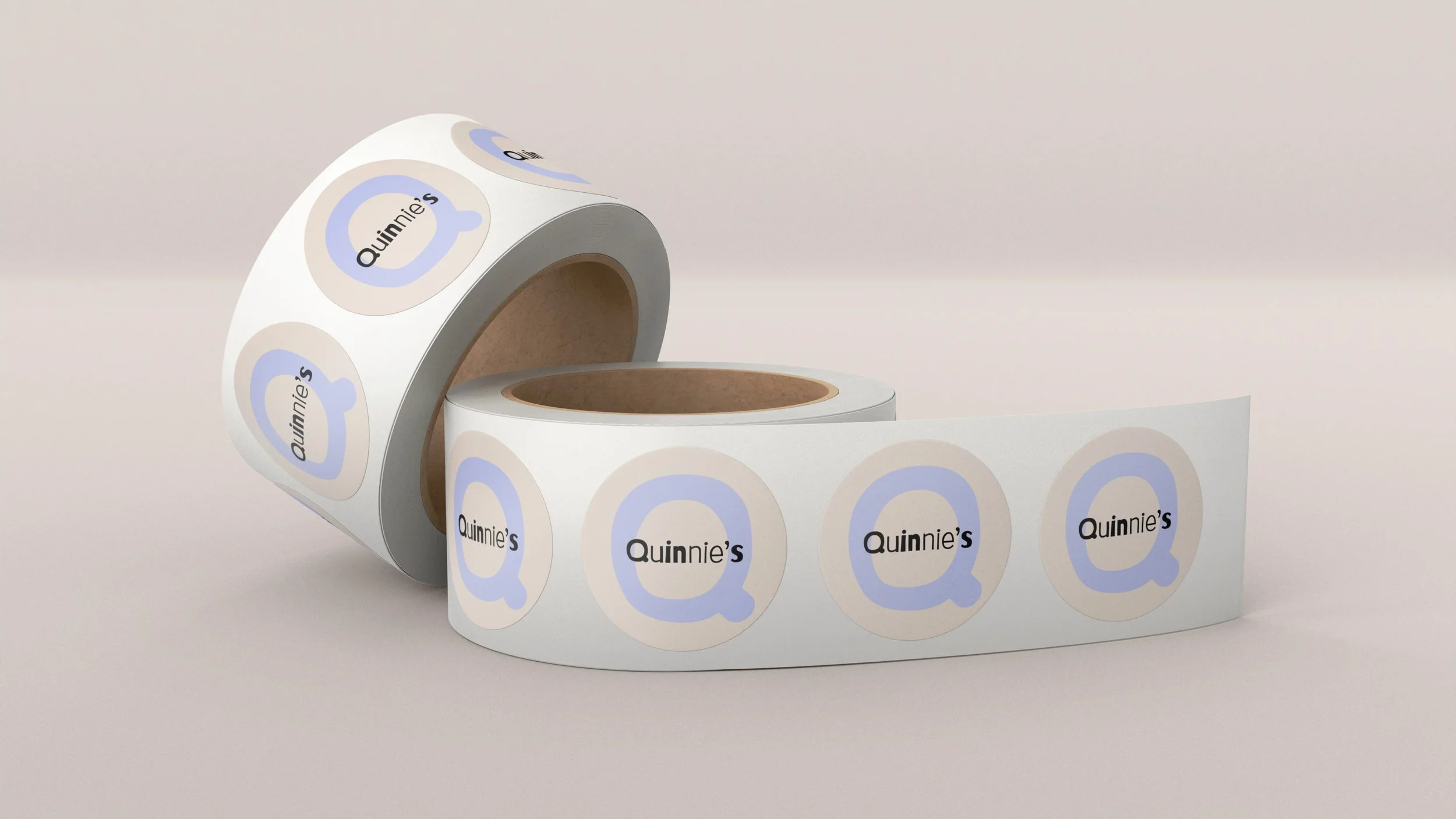 Q_Sticker met logo rol.jpg