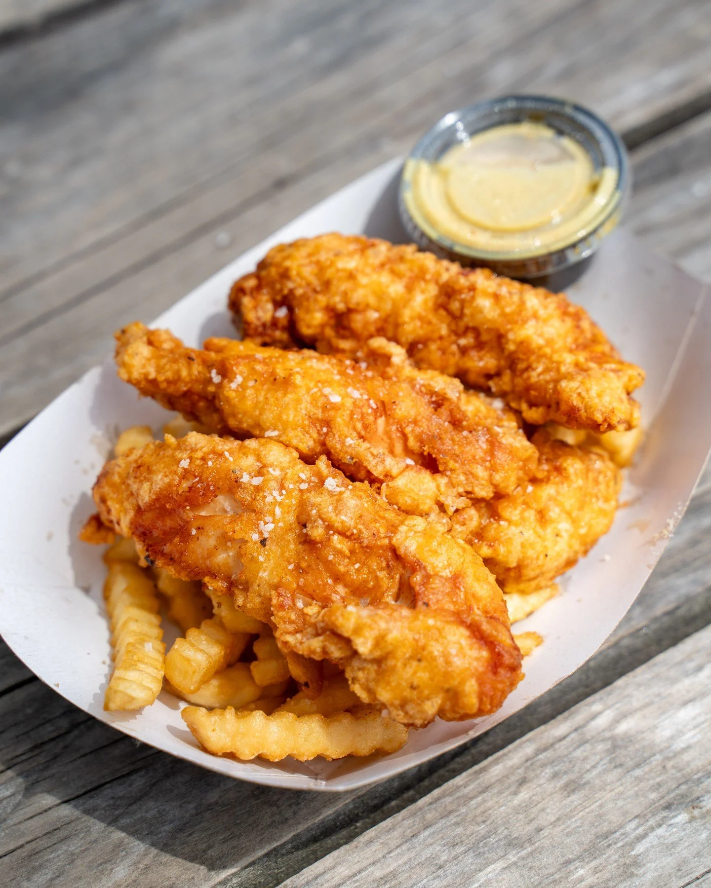 Hand-breaded, pickle-brined chicken tenderloins with crispy French fries and house-made honey mustard can only mean one thing: CHICKI BLINDERS! 🍗🔥