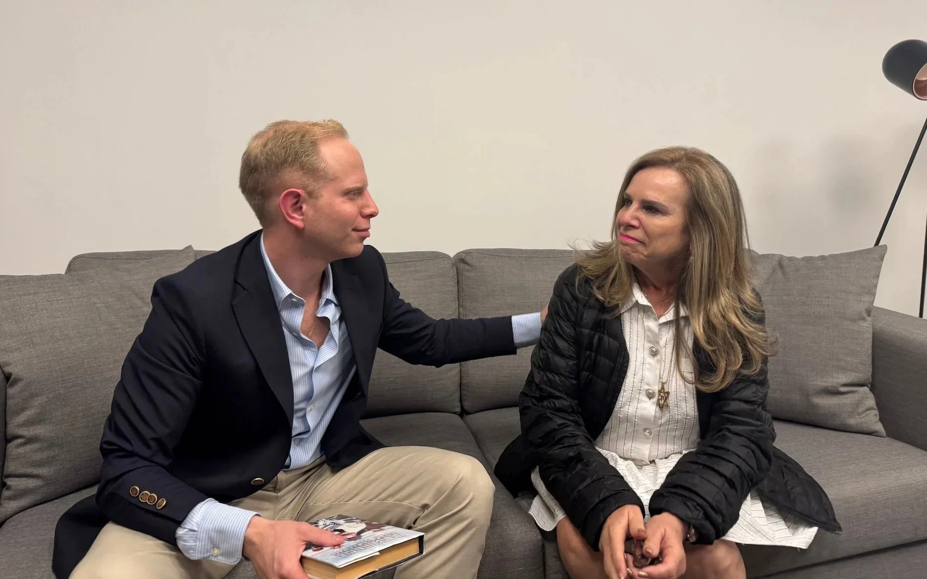 Our founder, Abraham Waserstein, sits on a couch with Rebeca Waserstein, Szmul's daughter and another Shoah Truths board member.