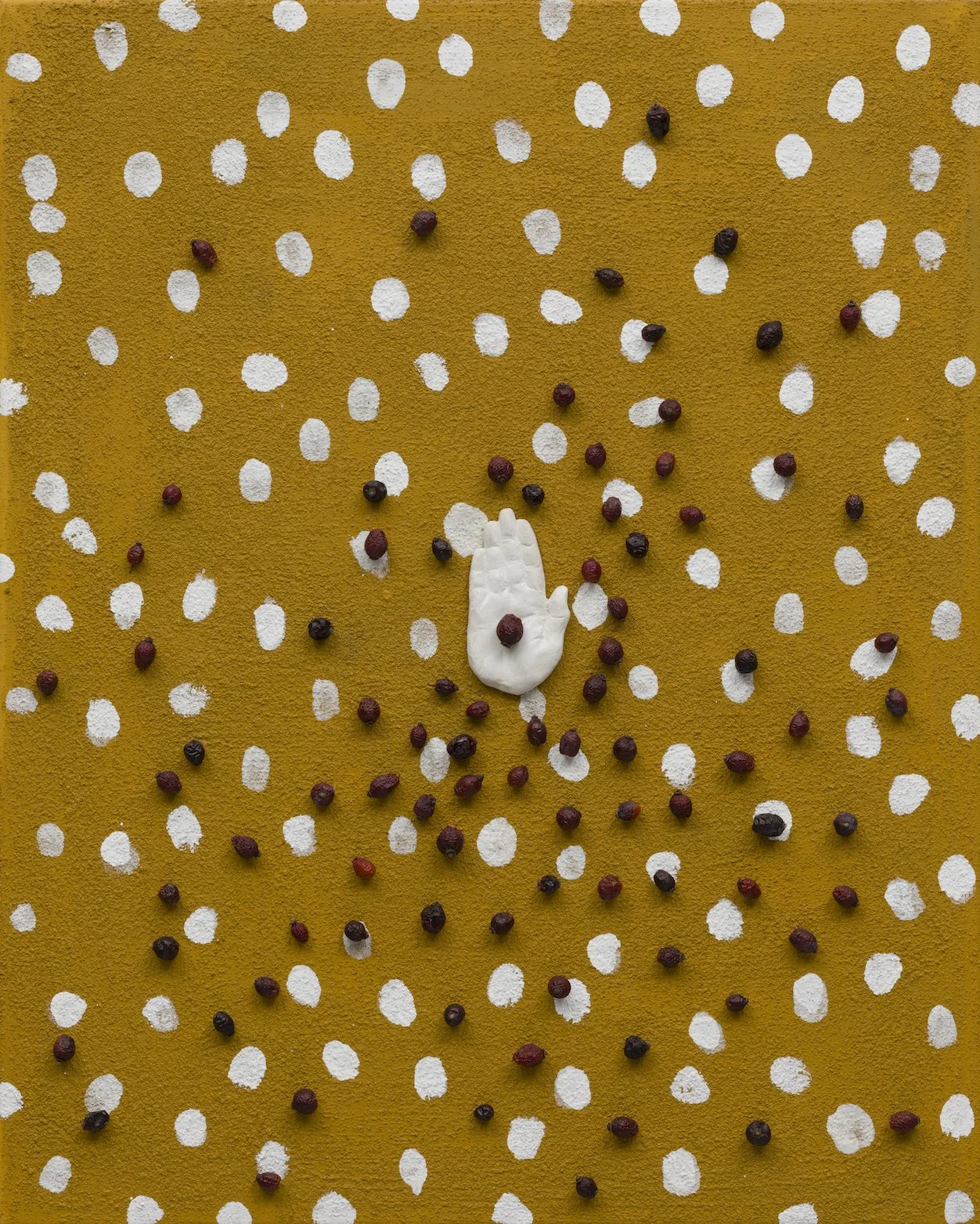 MGZ_JJZ_Winter Touches Summer_Zima dotyka lata_75x60x4cm_farby krzemianowe, akryl, pigment żelazowy, piasek, suszone owoce róży, terakota na plotnie_2023_photo Mateusz Torbus_72dpi.jpg