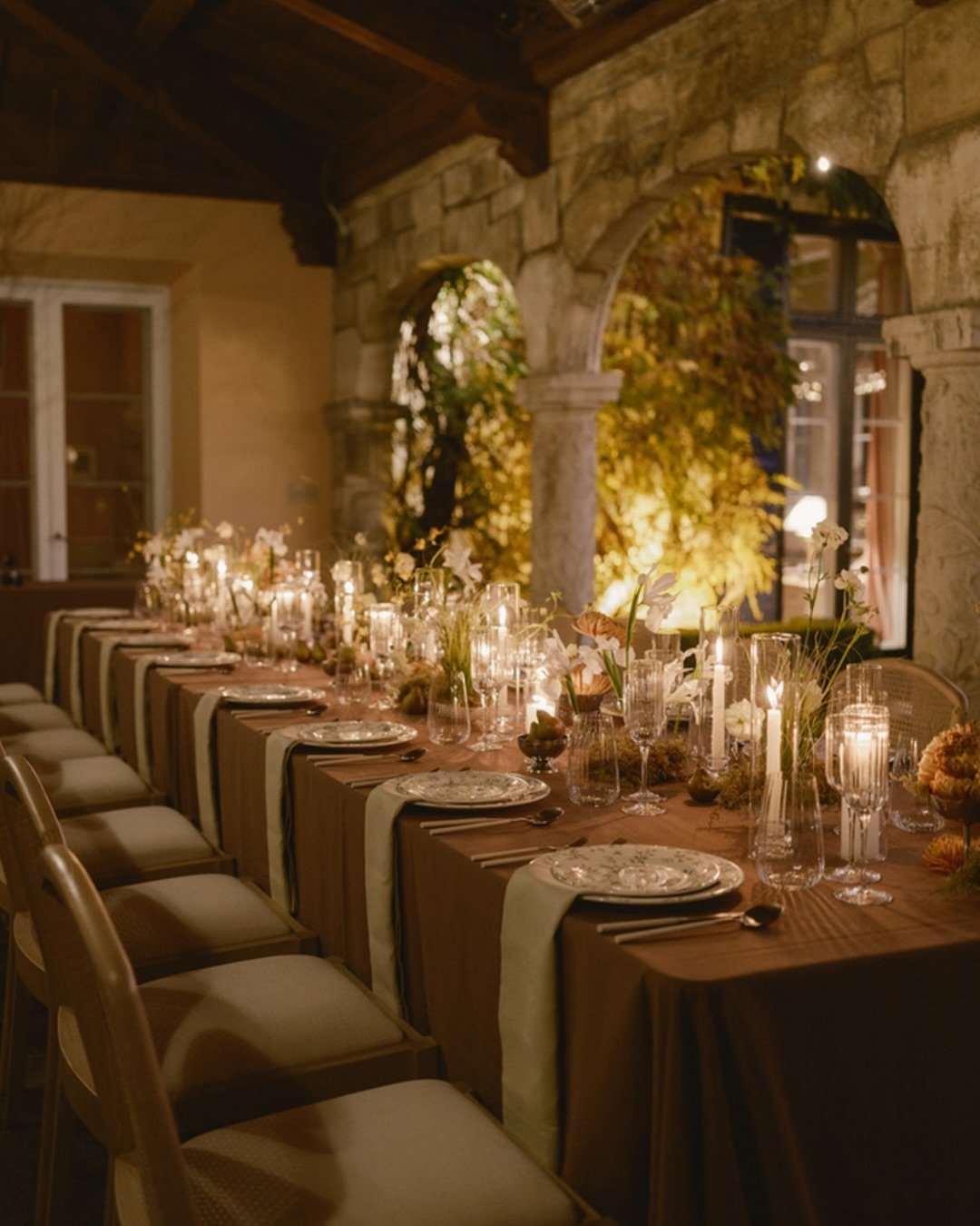 There&rsquo;s a difference between a wedding that looks beautiful&hellip; and one that feels effortless.
What most people don&rsquo;t see is the level of intention behind it&mdash; the pacing, the flow, the atmosphere, the way every detail supports t