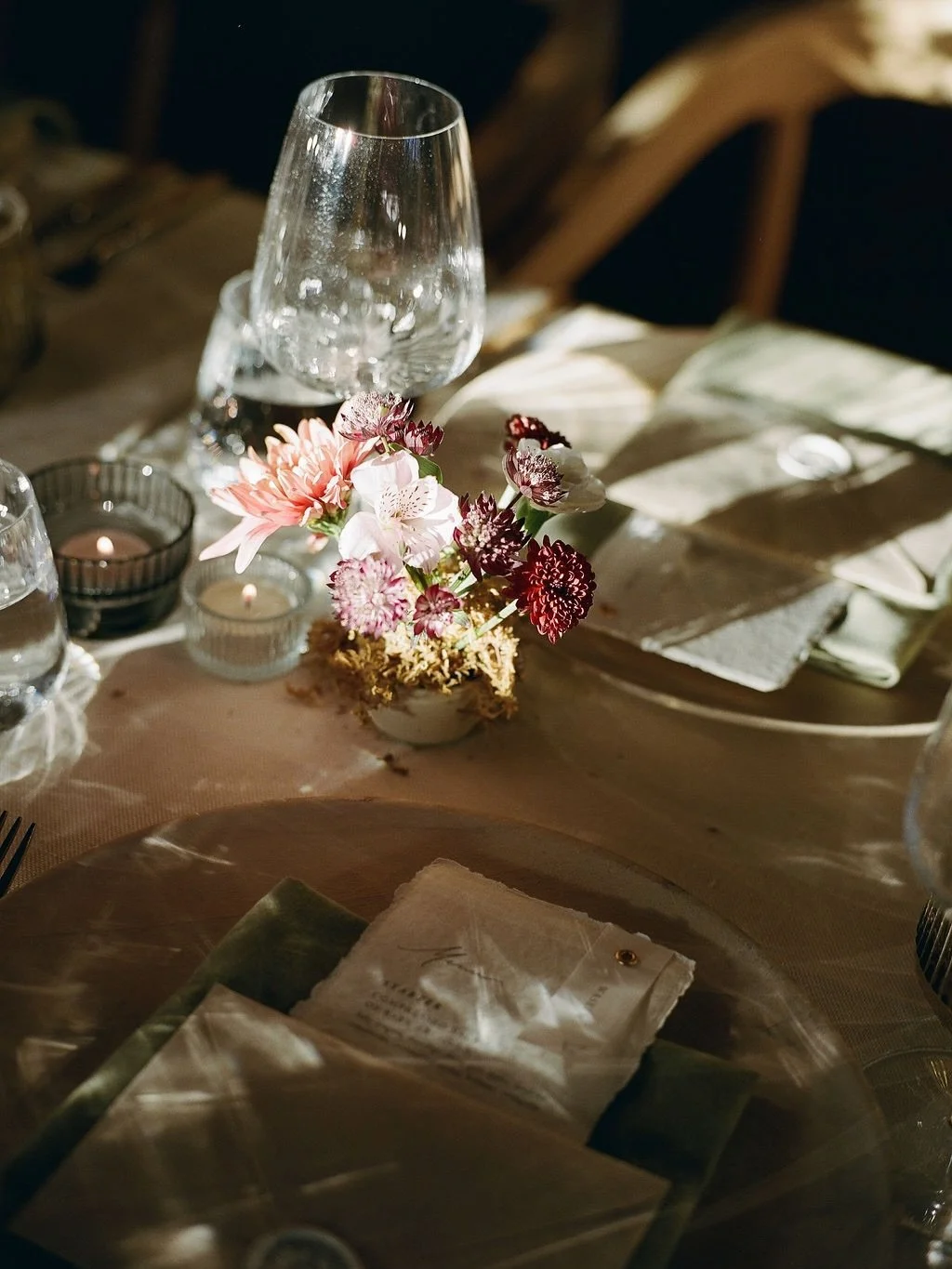 The difference is rarely in the centerpiece.

It&rsquo;s in:
&bull; The scale of the vessel
&bull; The negative space
&bull; The weight of the linen
&bull; The glow of the lighting

When every detail speaks the same language, the room feels settled.
