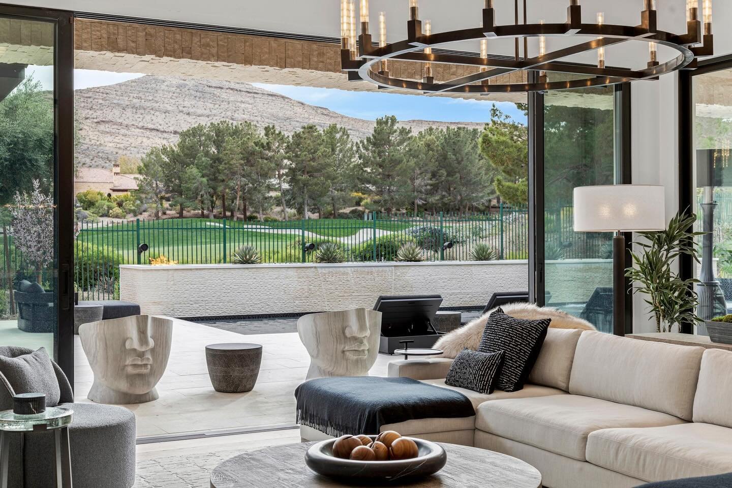 Nestled in the Southern Highlands, this residence blends expansive desert views with refined interior design. Thoughtful lighting, shading, and control systems allow the architecture and landscape to work together in quiet balance.
#OneTouchLiving #L