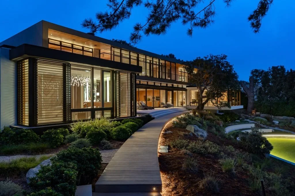 Evenings like this highlight the importance of thoughtful integration. One Touch Living brings together lighting, shading, and control systems that complement the architecture rather than compete with it, creating a calm, cohesive experience througho