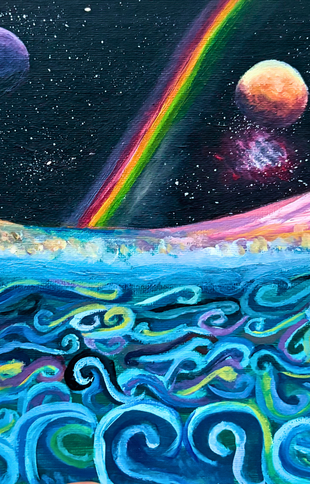 Une peinture à l'acrylique sur toile colorée représentant un ciel étoilé avec des planètes, un arc-en-ciel, et des vagues stylisées en bas (Psyché astrale par LM PAINT artiste peintre).