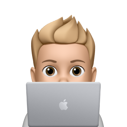 Ein kindlicher Avatar mit blondem Haar, das nach oben gestylt ist, schaut hinter einem aufgeschlagenen Apple-Laptop hervor.