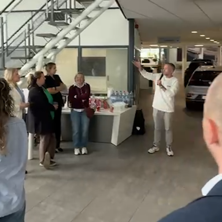 Die gast die steeds door een microfoon heen gaat praten