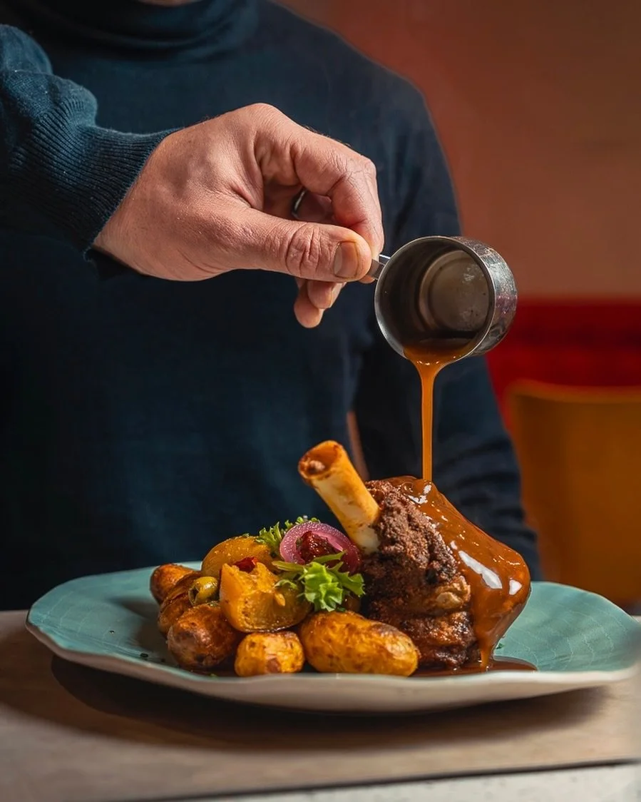 Souris d&rsquo;agneau confite.🔥 
6 heures de cuisson lente, aux &eacute;pices et aux herbes du Sud.

Ici, on prend le temps.
Et &ccedil;a se go&ucirc;te.

📍 2 Rue du Pr&eacute; Saint-Gervais, 93260 Les Lilas

Du caf&eacute; du matin &agrave; l&rsqu