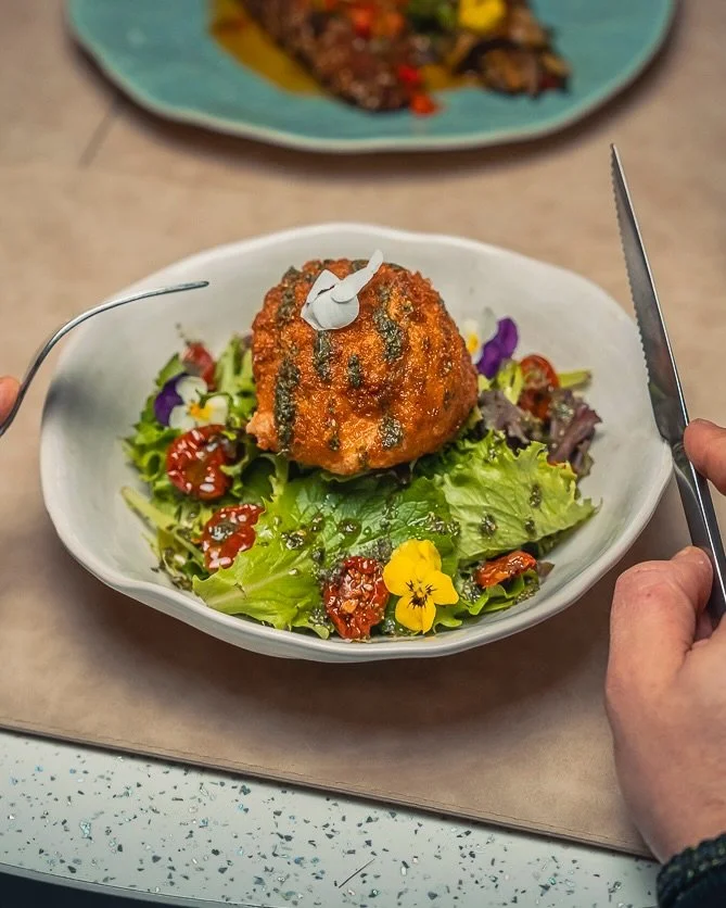 Burrata croustillante ! 💛
Le croustillant d&rsquo;un c&ocirc;t&eacute;.
Le fondant de l&rsquo;autre.

👉Swipe si le fondant te fait craquer.

📍 2 Rue du Pr&eacute; Saint-Gervais, 93260 Les Lilas

Du caf&eacute; du matin &agrave; l&rsquo;ap&eacute;r