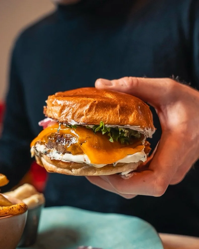 Envie de te faire plaisir ? 😋
Notre burger hyper gourmand est l&agrave; pour &ccedil;a.

Une bouch&eacute;e suffit. 🍔
Et tu comprends pourquoi il rend addict.

📍 2 Rue du Pr&eacute; Saint-Gervais, 93260 Les Lilas

📸 @les.filsdepub 
#restaurantpar