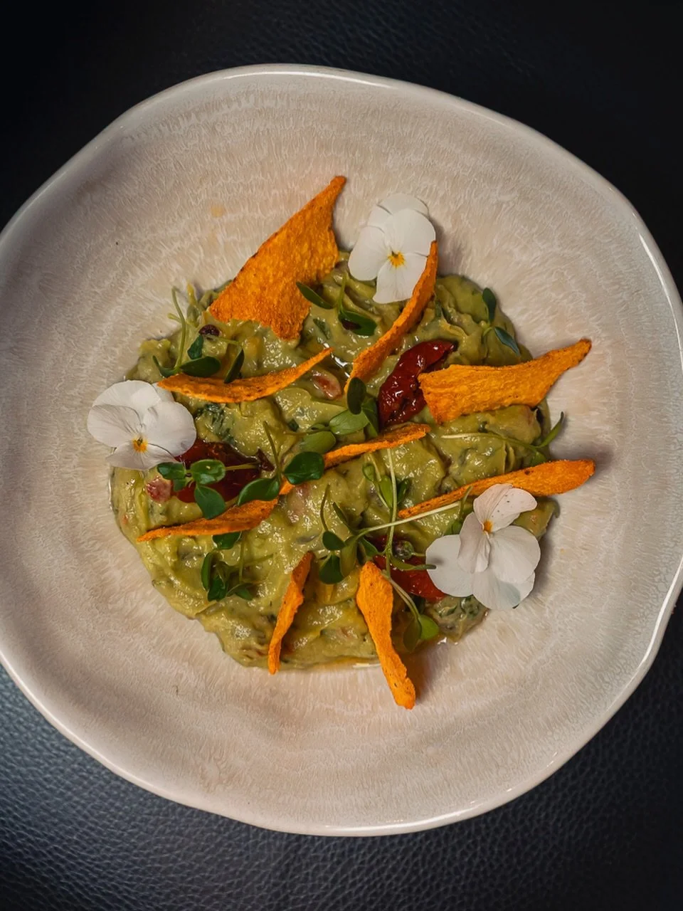 Guacamole maison🥑
Avocat, citron vert, coriandre fra&icirc;che.
Servi avec des chips bien croustillantes.

&Agrave; partager pour commencer l&rsquo;ap&eacute;ritif,
ou ouvrir le repas comme il se doit.

📍 2 Rue du Pr&eacute; Saint-Gervais, 93260 Le