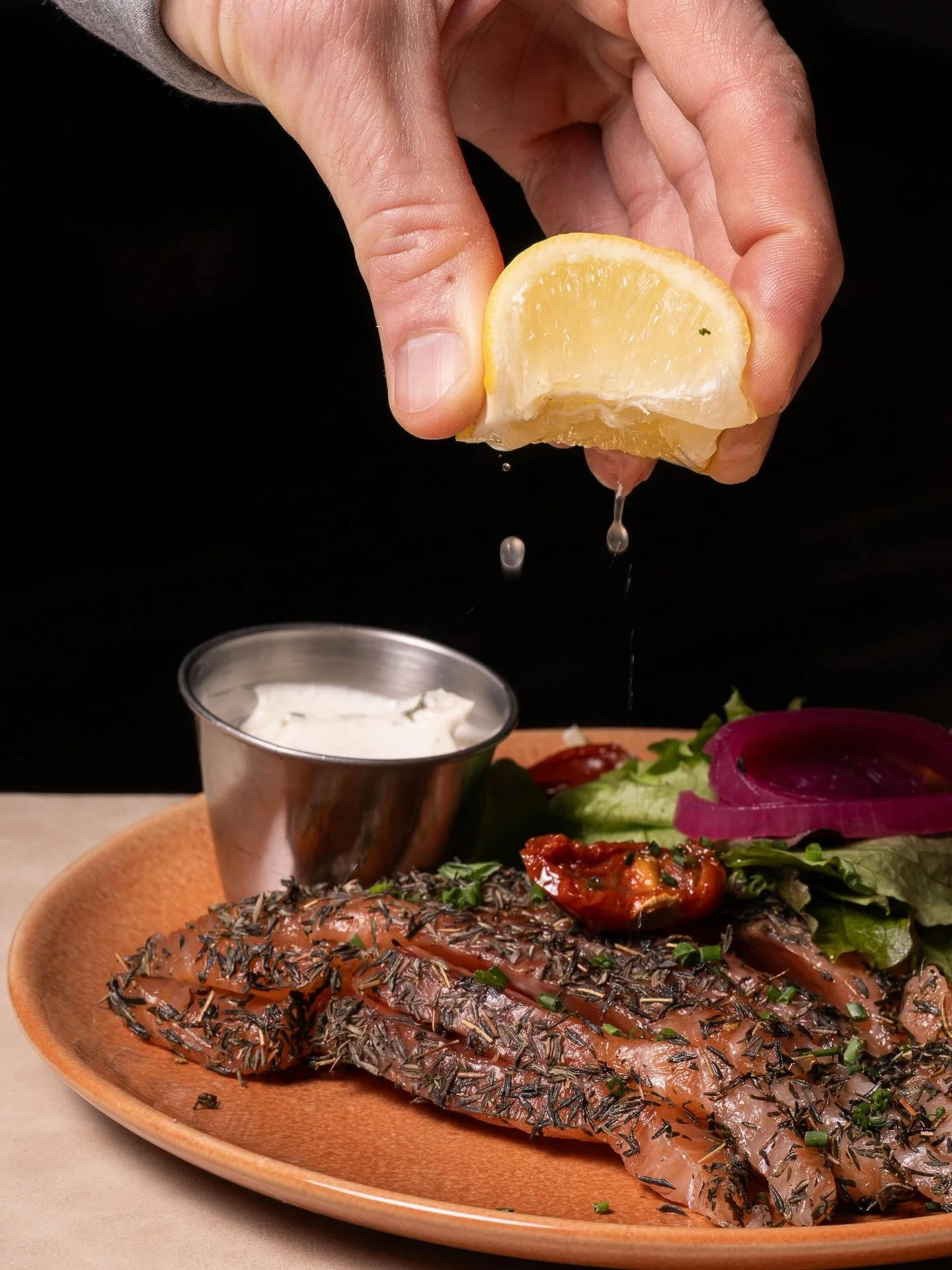 Saumon gravlax.🐟
Marin&eacute; aux herbes, servi avec pain grill&eacute;, oignons rouges et sauce yaourt.

Frais, parfum&eacute;, tout en l&eacute;g&egrave;ret&eacute;.
Le genre d&rsquo;assiette qui fait toujours plaisir.
 
📍 2 Rue du Pr&eacute; Sa