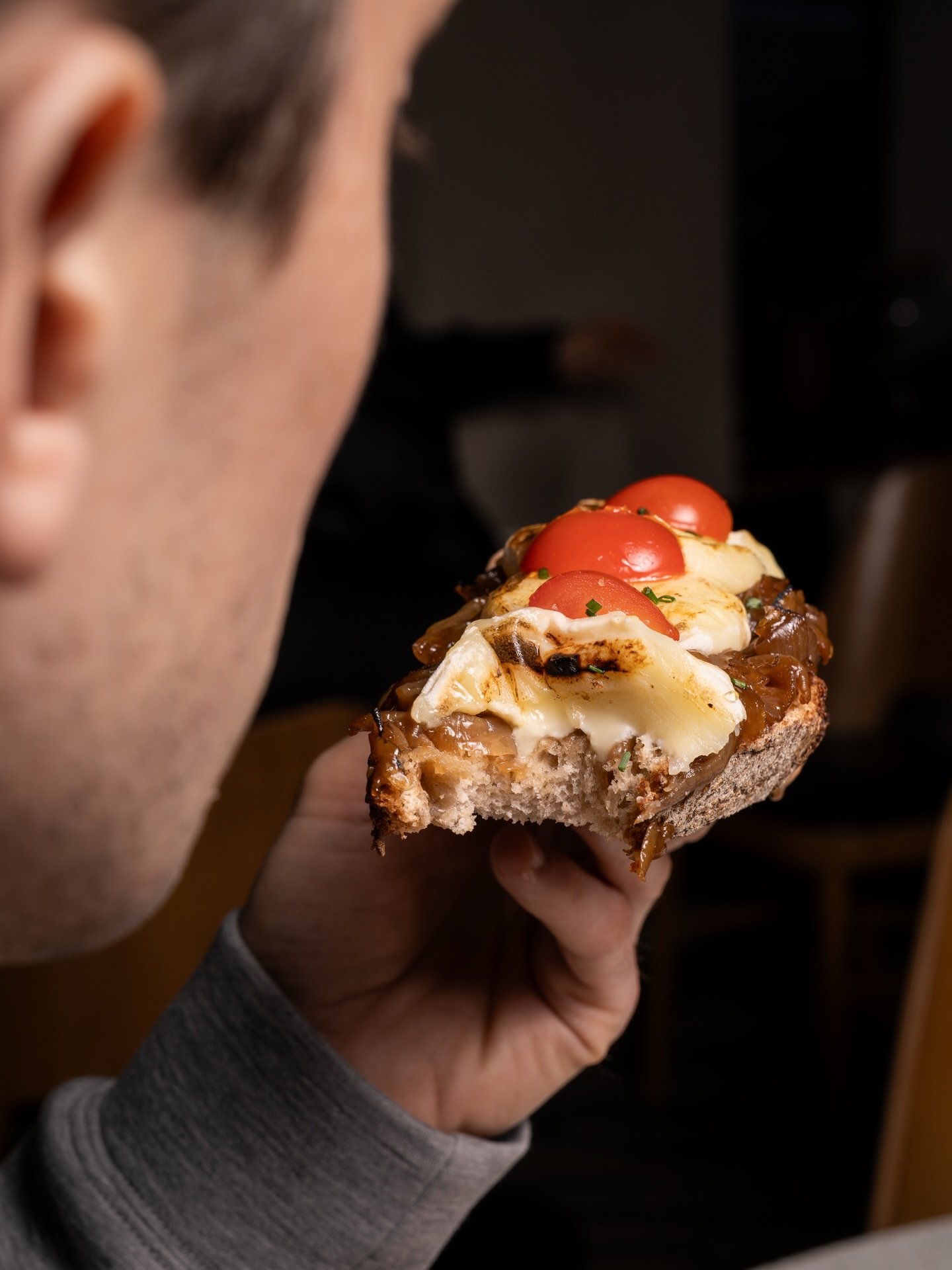 &Agrave; la carte, des tartines pour toutes les envies.
Boursin, ch&egrave;vre miel, avocat&hellip; et une petite nouvelle qui fait d&eacute;j&agrave; parler d&rsquo;elle.

Pain grill&eacute;, fromage de ch&egrave;vre fondant, miel, confit d&rsquo;oi
