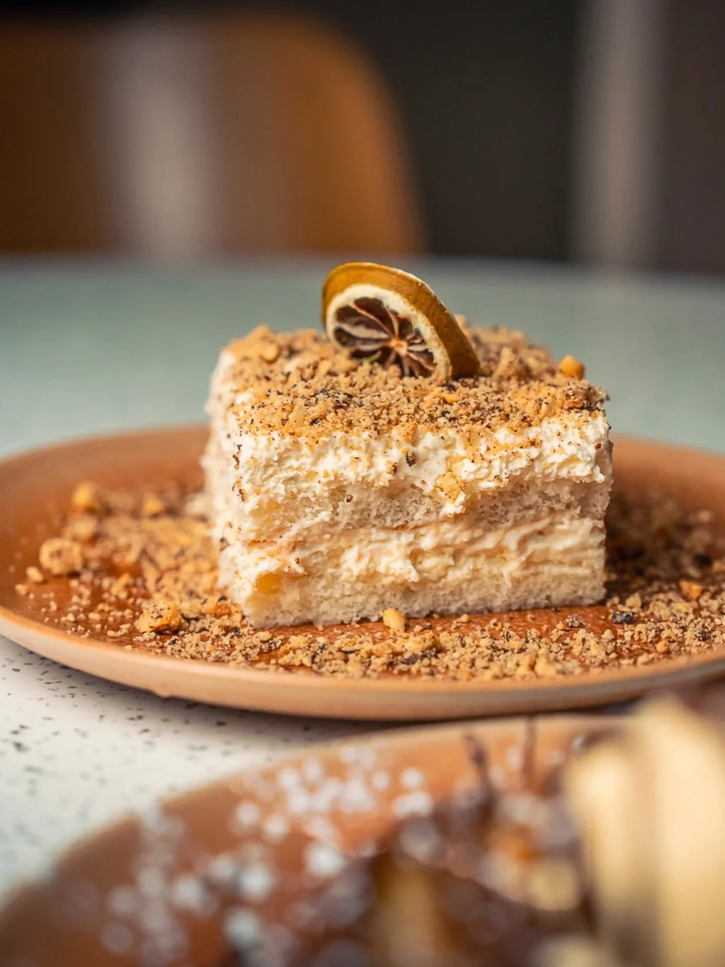 Douceur citronn&eacute;e.🍋
Biscuit cuill&egrave;re, mousse citron, zeste de citron vert, &eacute;clats de noisettes.

📍 2 Rue du Pr&eacute; Saint-Gervais, 93260 Les Lilas

📸 @les.filsdepub 
#restaurantparis #cuisinemediterraneenne #restaurantlesli
