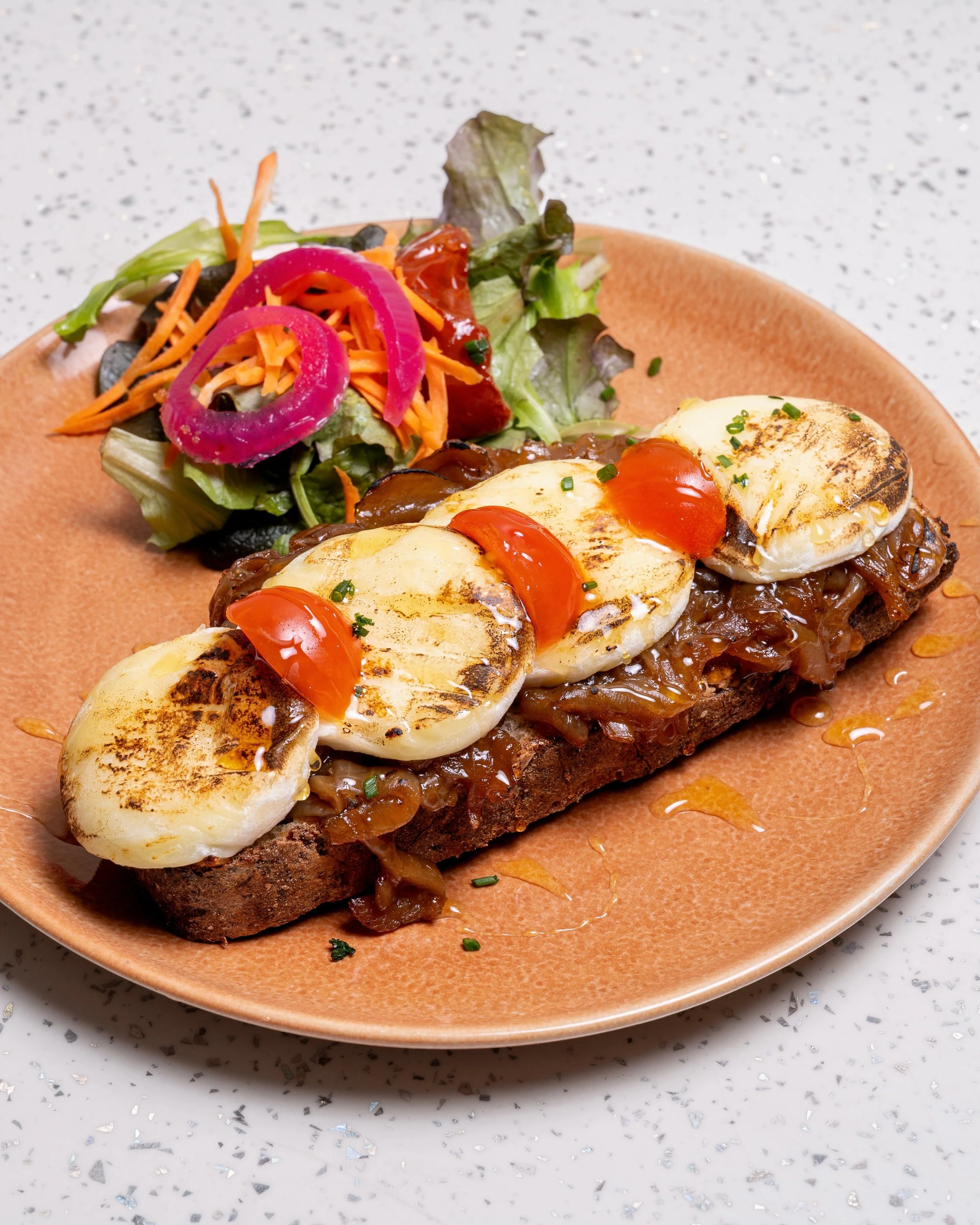 Tartine ch&egrave;vre-miel
Pain grill&eacute;, fromage de ch&egrave;vre fondant, miel, confit d&rsquo;oignon et &eacute;clats de noix.

Le fondant, le croquant, le sucr&eacute;-sal&eacute;&hellip;
Franchement, c&rsquo;est &agrave; tester.

📍 2 Rue d