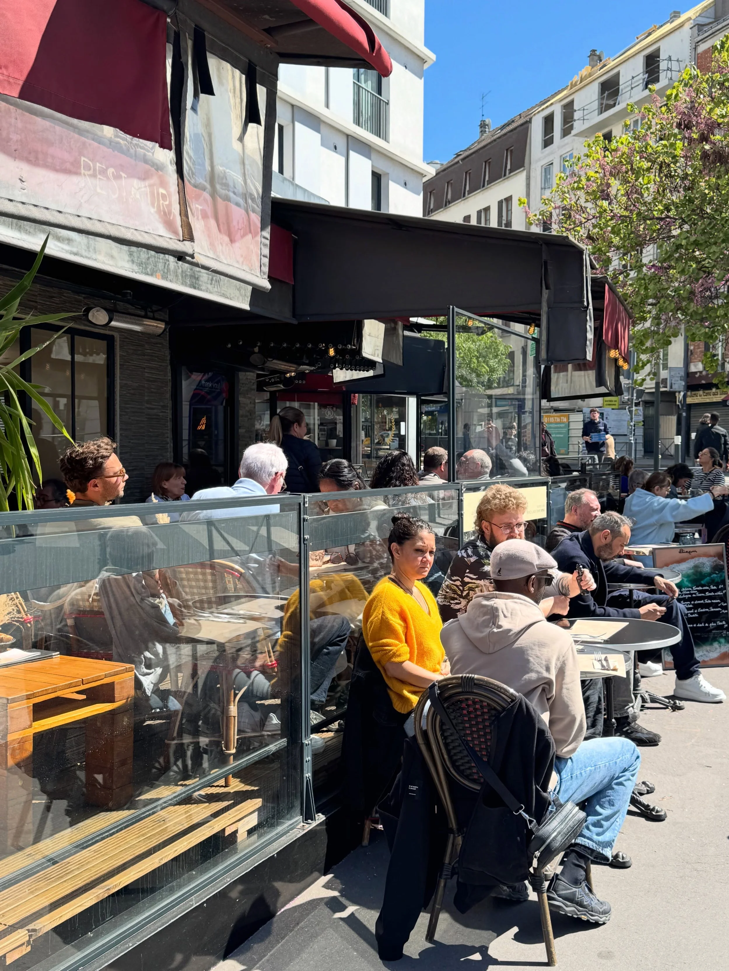 Chez Birem, tu peux rester toute la journ&eacute;e.

Petit d&eacute;jeuner le matin, d&eacute;jeuner le midi, caf&eacute; l&rsquo;apr&egrave;s-midi ou verre apr&egrave;s l&rsquo;afterwork&hellip;
en terrasse ou &agrave; l&rsquo;int&eacute;rieur, seul