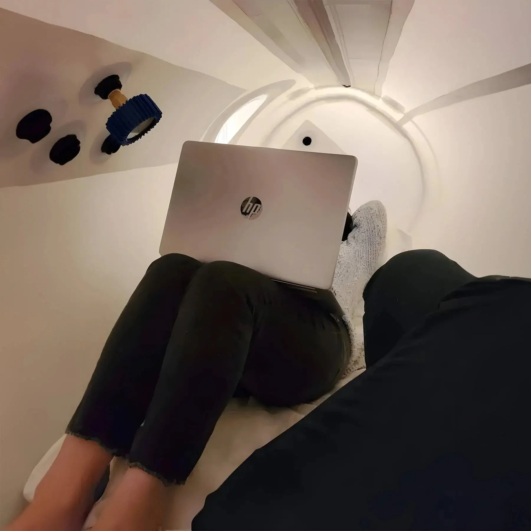 customer-with-laptop-inside-a-hyperbaric-chamber.jpg