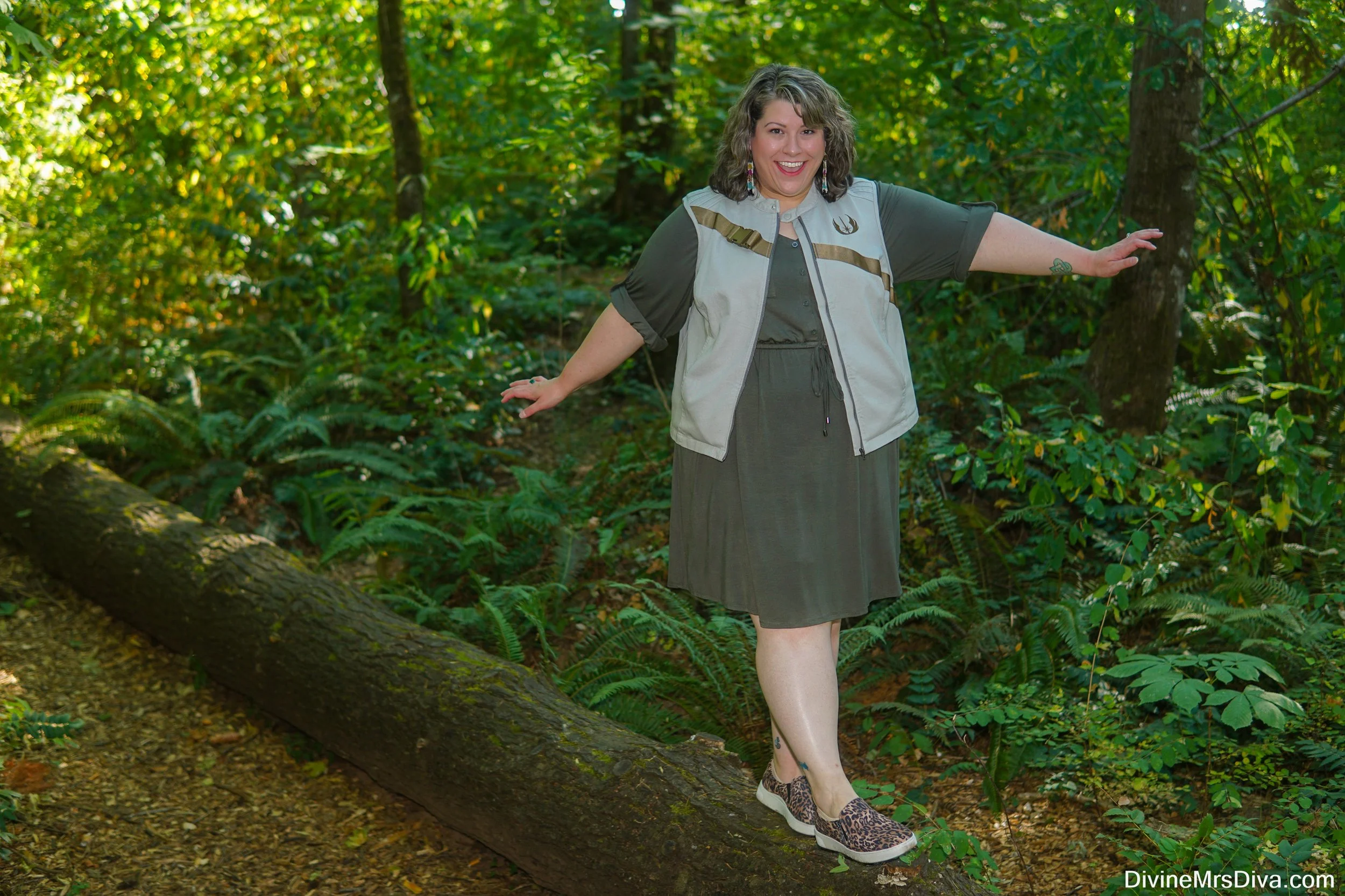 Her Universe Summer Collection: Rey Zip-Up Vest Review
