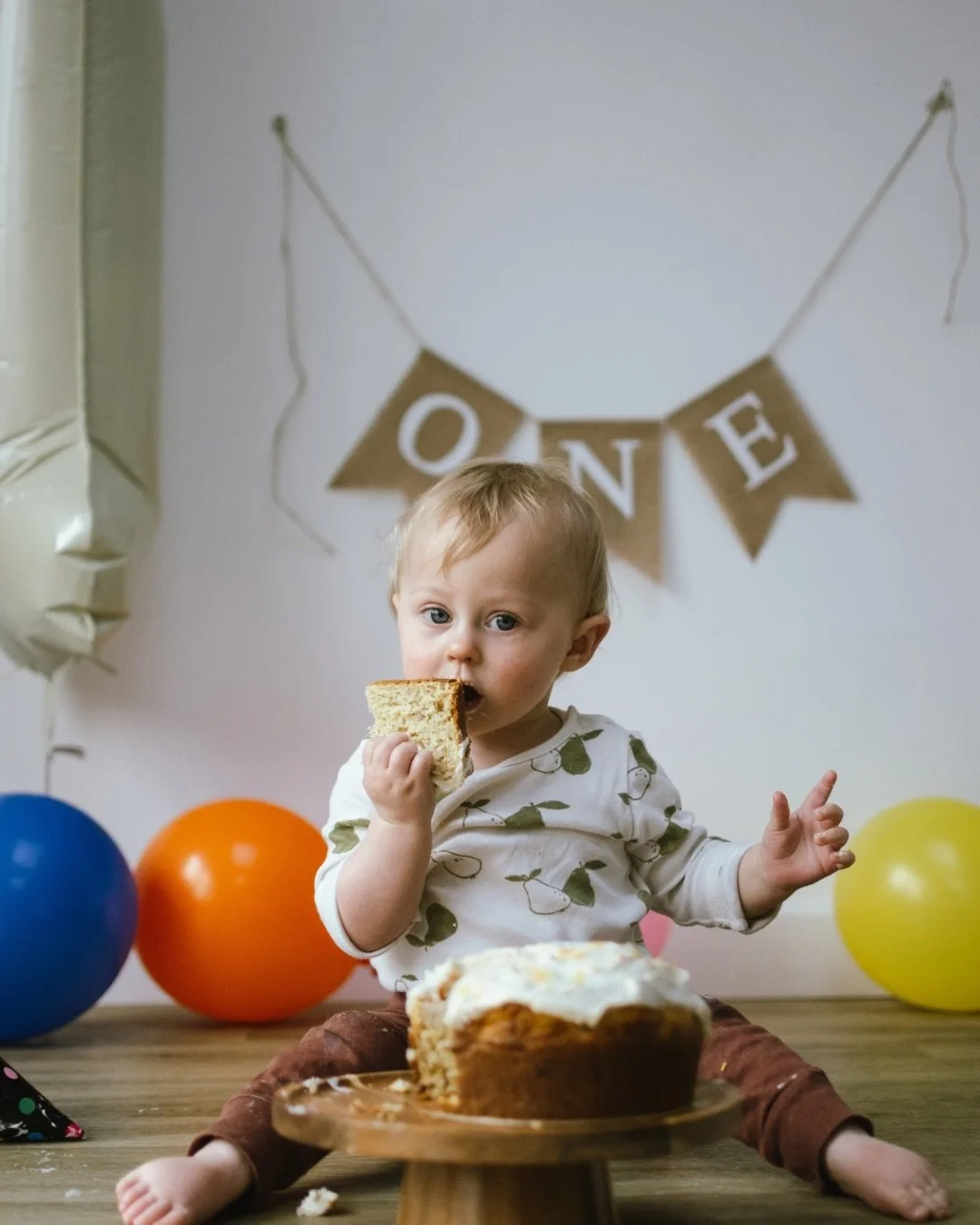Tiny hands. Big mess😂✨🎂
It feels like I&rsquo;ve done a lot of cake smashes lately! Which usually means a bit of cake for me too 😜

Cake Smash sessions are the perfect way to celebrate your little one turning ONE 🥹 Expect chaos, lots of smiles an