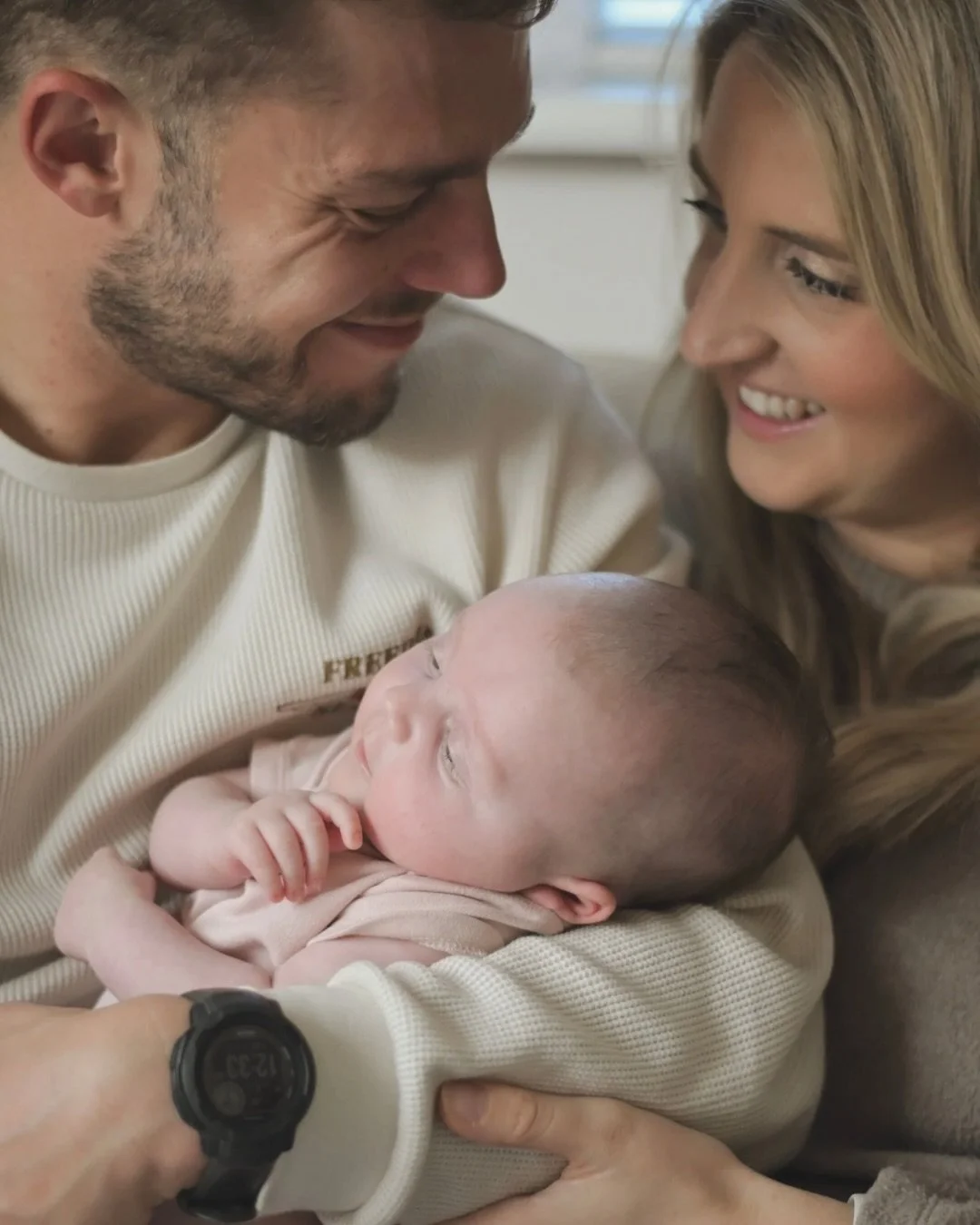 🤍 The days are long, but the newborn stage is gone in a blink.

Capture those precious first moments with a newborn photoshoot you&rsquo;ll treasure forever 🥰

📩 Message me to book
#newbornphotography #bedfordshirephotographer #familyphotography #