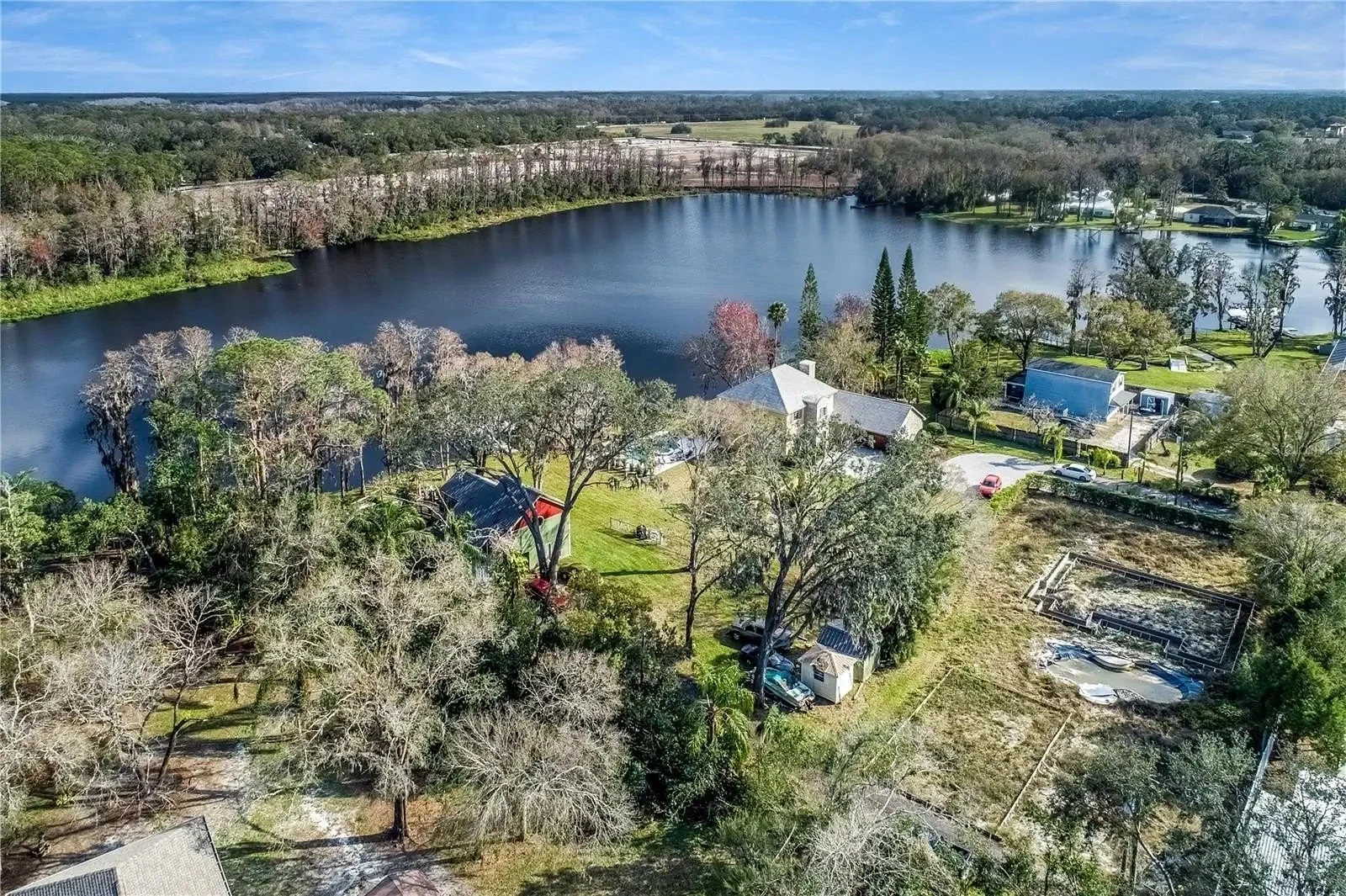 Lakefront properties surrounded by trees in the rural outskirts of Odessa, Florida