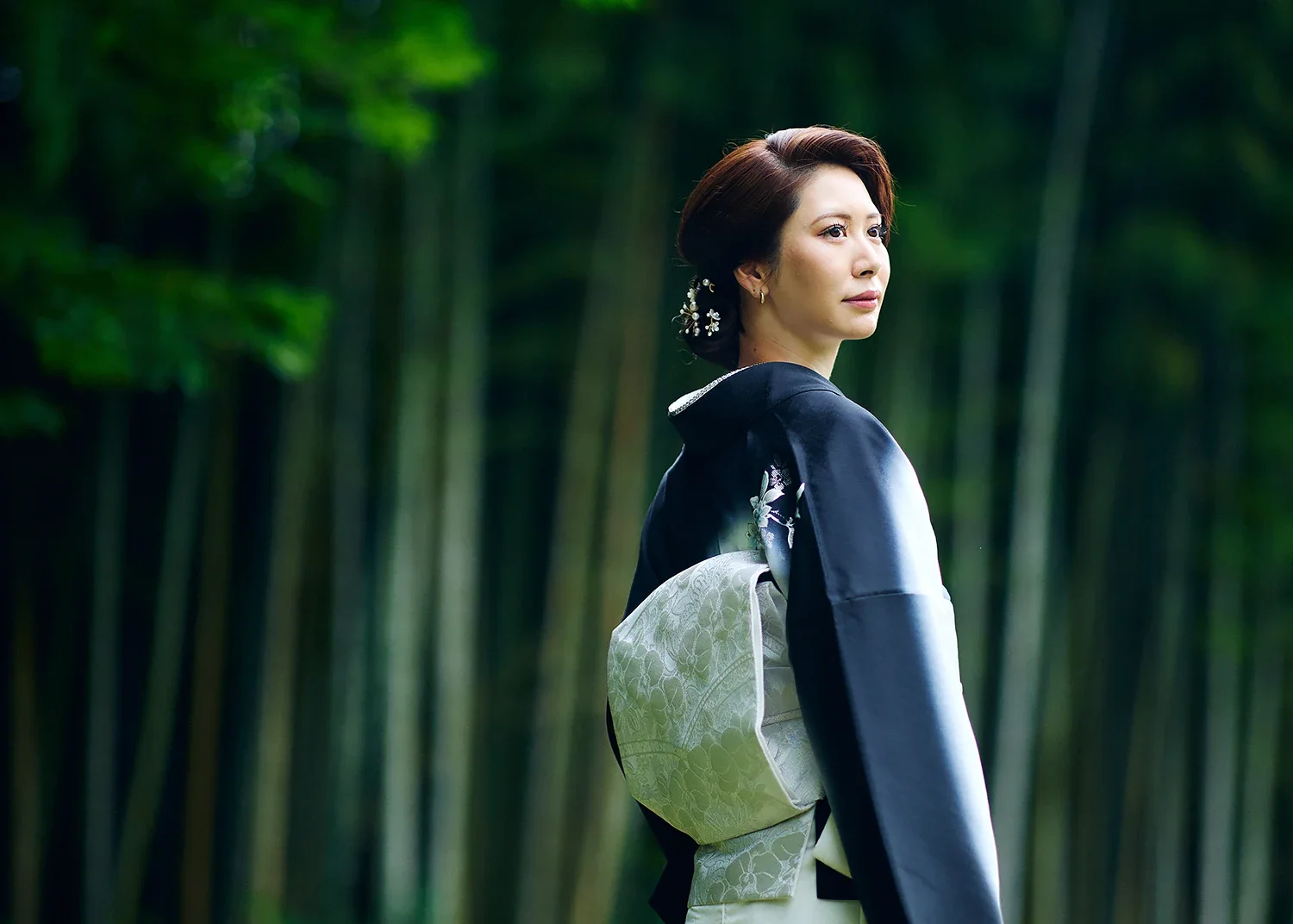 竹林のロケーションで着物を着た女性の写真