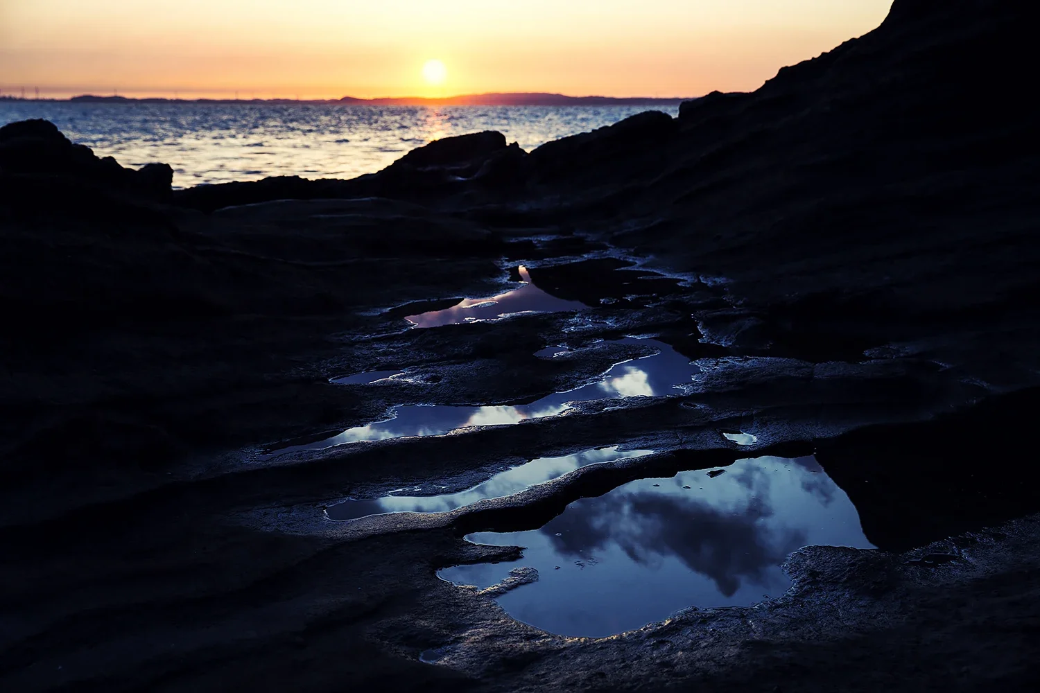 幻想的な朝焼けのリフレクション。海岸の水たまりに空を映し出す、ドラマチックでアーティスティックな風景写真（江藤耕治 撮影）