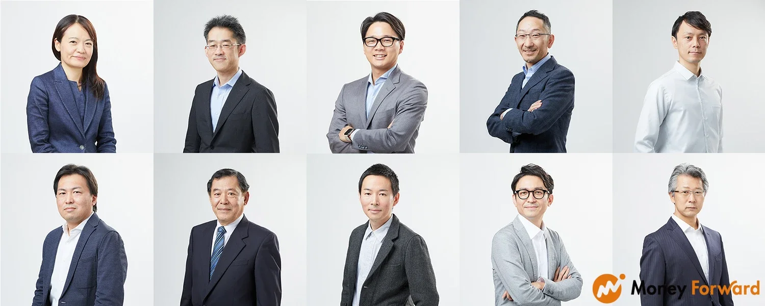 ビジネススーツを着た男女の10人のグループ写真