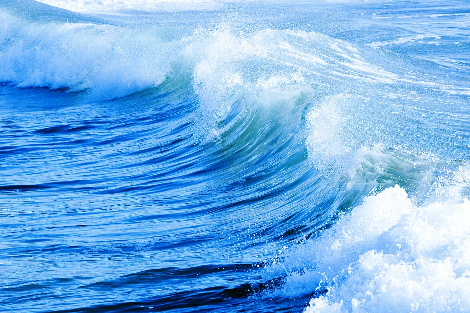 ダイナミックに躍動する青い海の風景。自然のエネルギーと力強さを捉えた、圧倒的な存在感を放つネイチャーフォト（江藤耕治 撮影）