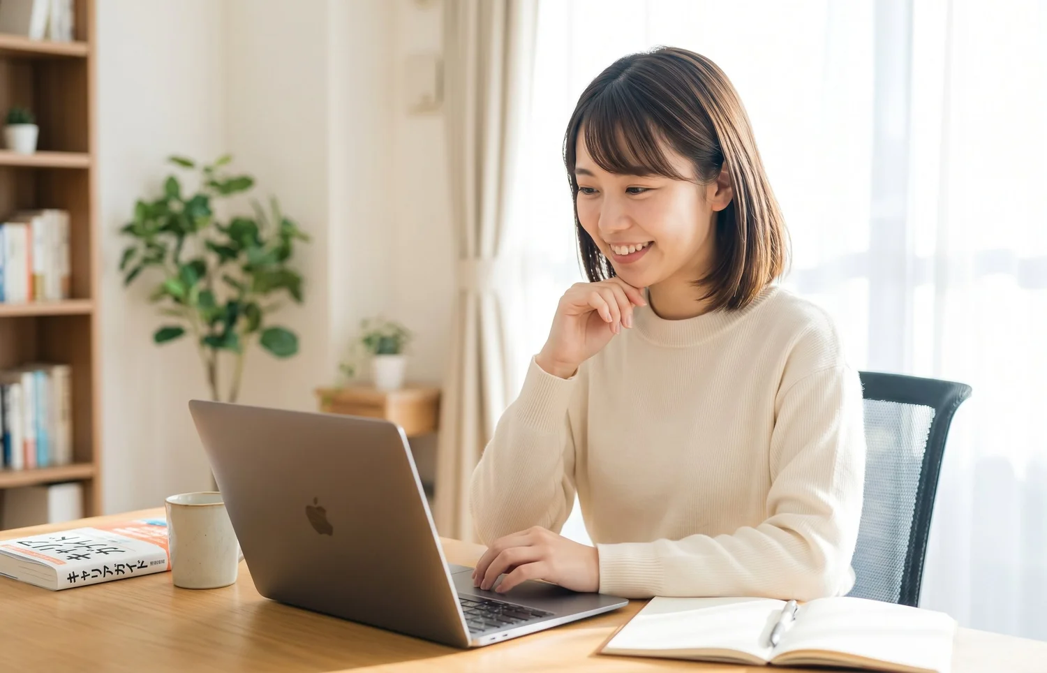 自宅のパソコンで企業の採用サイトを見ている求職者