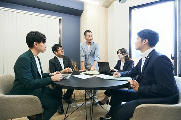 会議室で打ち合わせをする弁護士とスタッフの写真