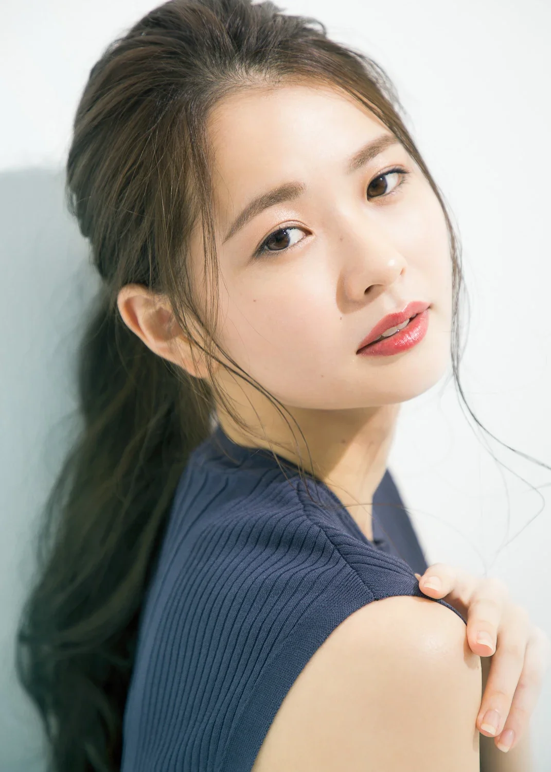 長い髪の女性がカメラを見つめているアップ写真