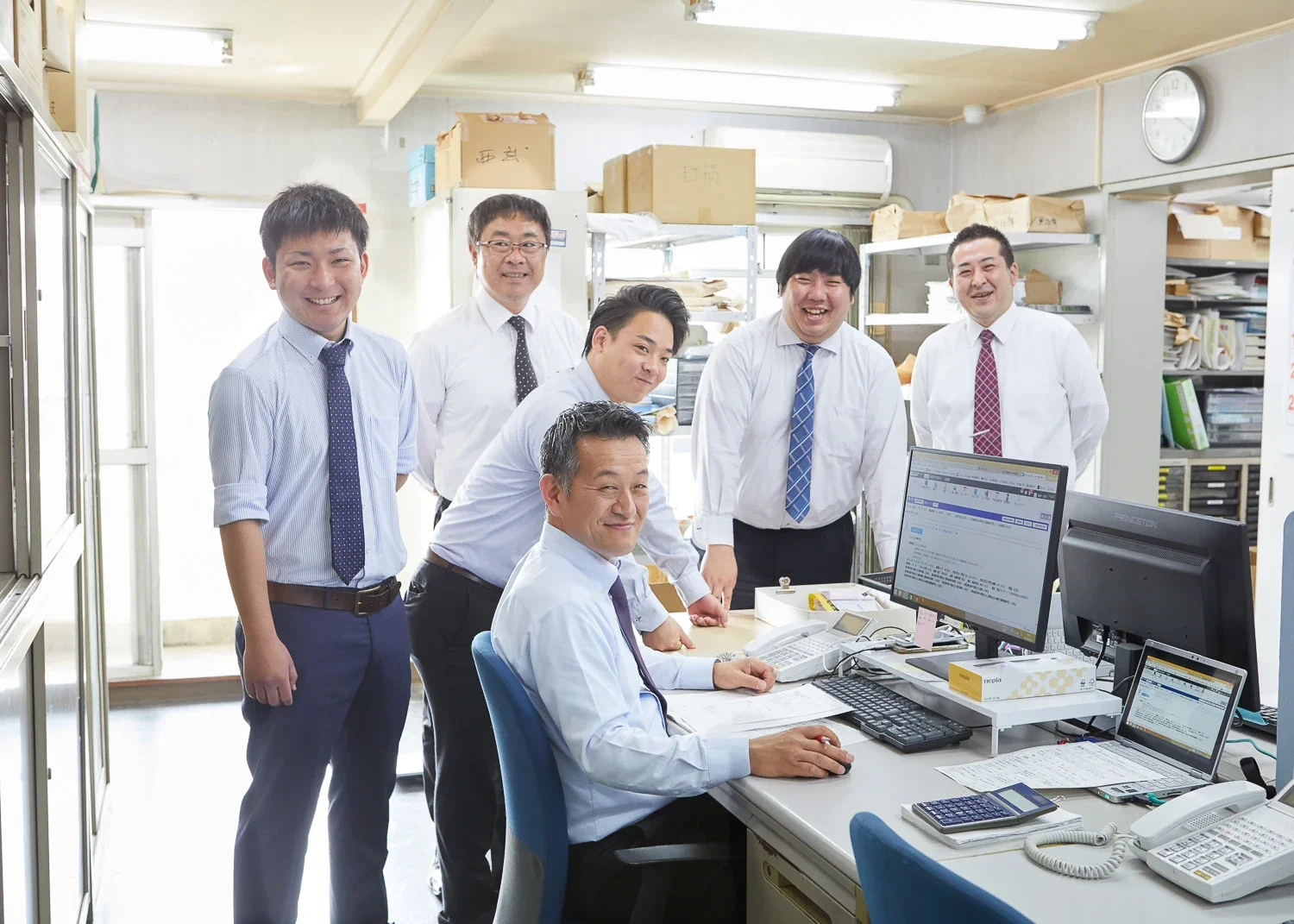 オフィスで働く日本人男性社員のグループ写真